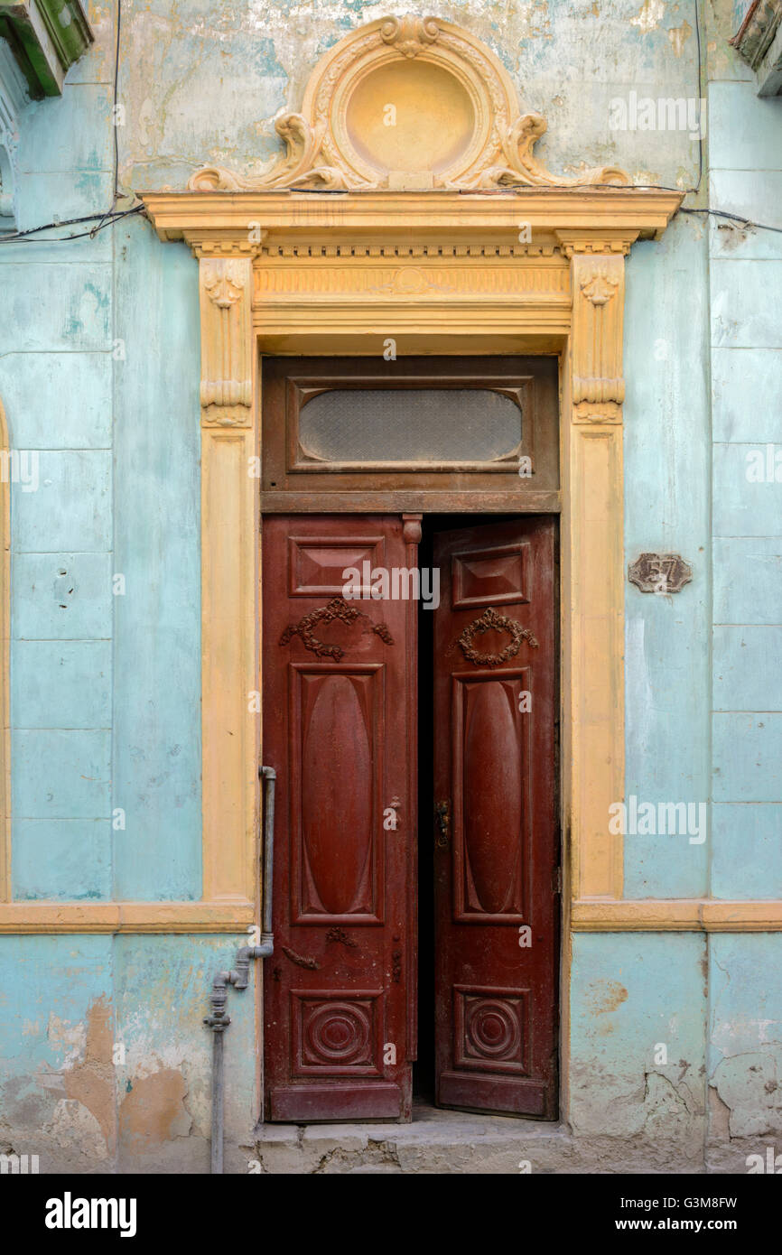 Edificio tradizionale facciata in Old Havana, Cuba Foto Stock