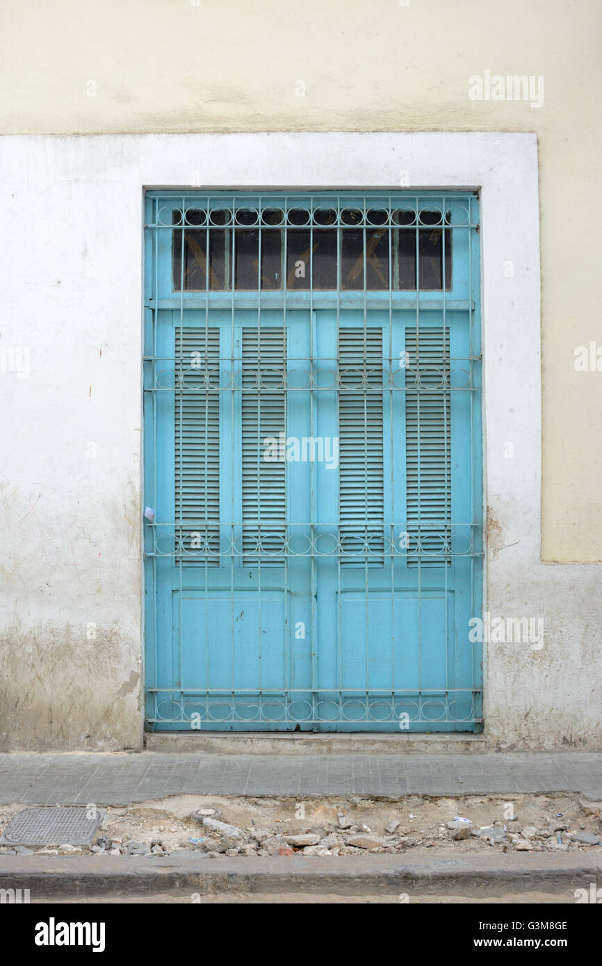 Un tradizionale Havanan porta nella Vecchia Havana, Cuba Foto Stock