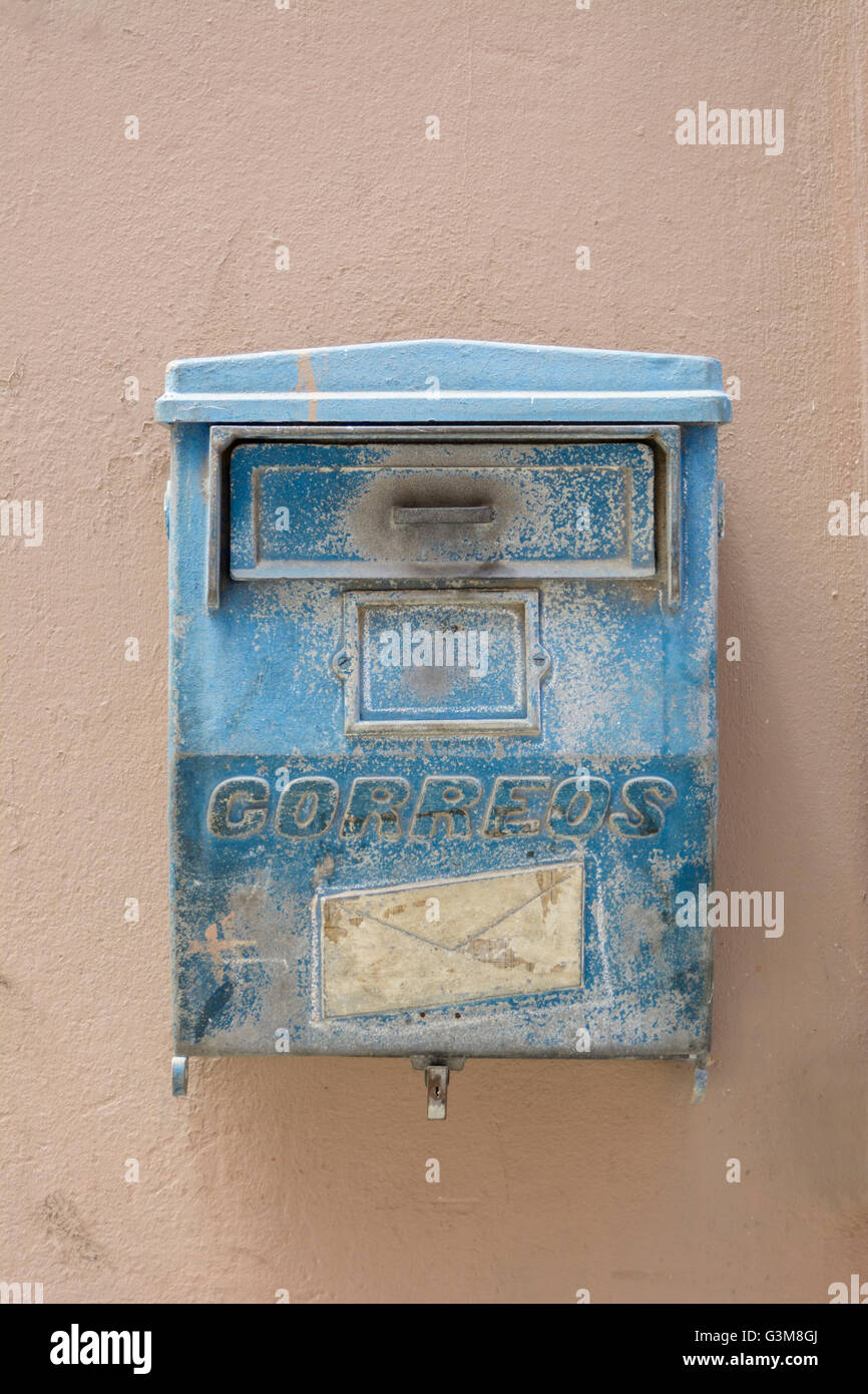 Tradizionale montato a parete postbox cubano a l'Avana, Cuba Foto Stock