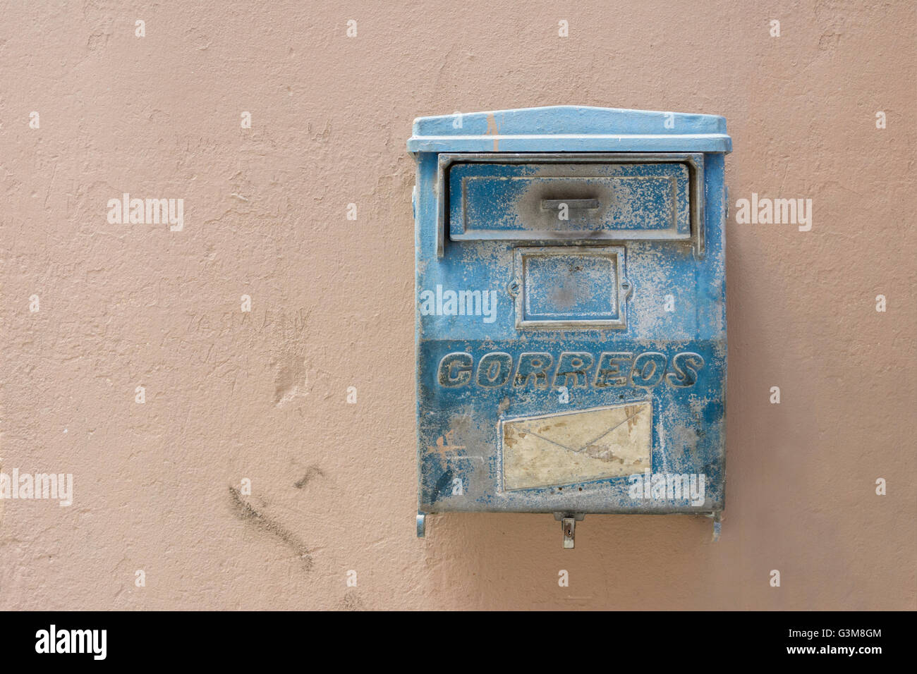 Tradizionale montato a parete postbox cubano a l'Avana, Cuba Foto Stock