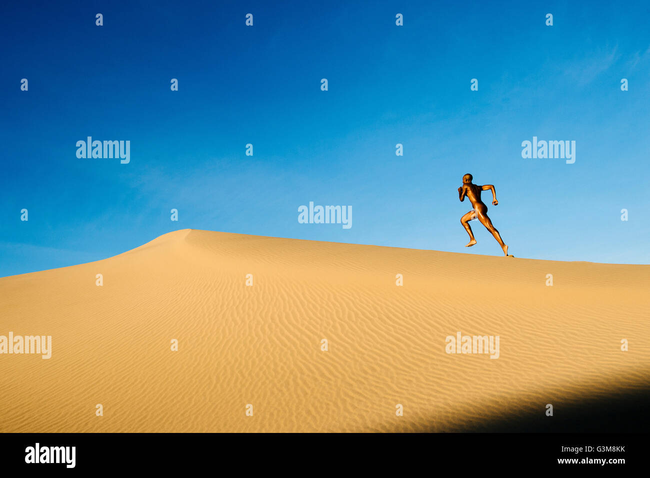 Nudo di donna nel deserto in esecuzione su dune Foto Stock