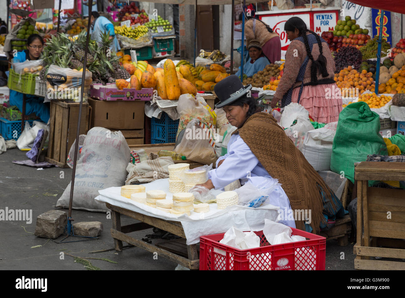 La Paz, Bolivia - Ottobre 24, 2015: Donna vendita di formaggio sulla strada del mercato. Foto Stock