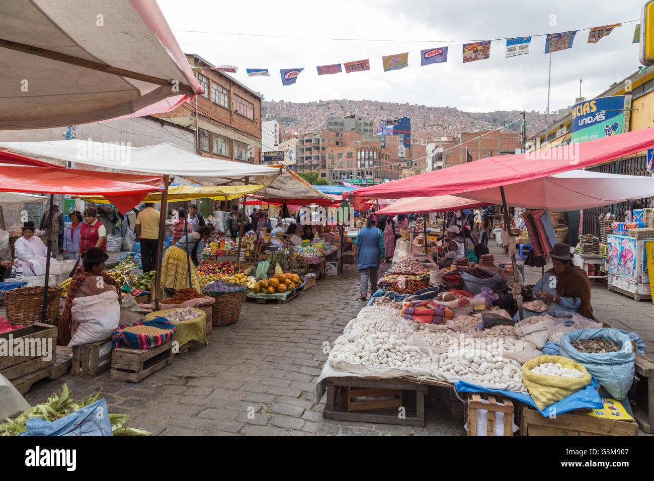 La Paz, Bolivia - Ottobre 24, 2015: la gente di vendita e di acquisto sul mercato di strada Foto Stock