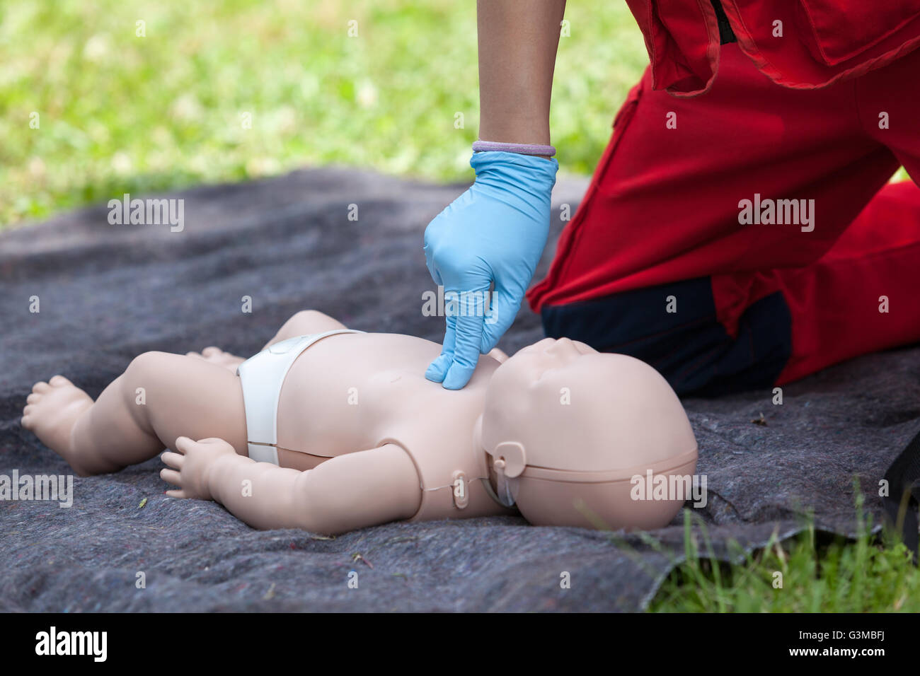 Baby CPR manichino di formazione di primo soccorso. La rianimazione cardiopolmonare - CPR. Il massaggio cardiaco. Foto Stock