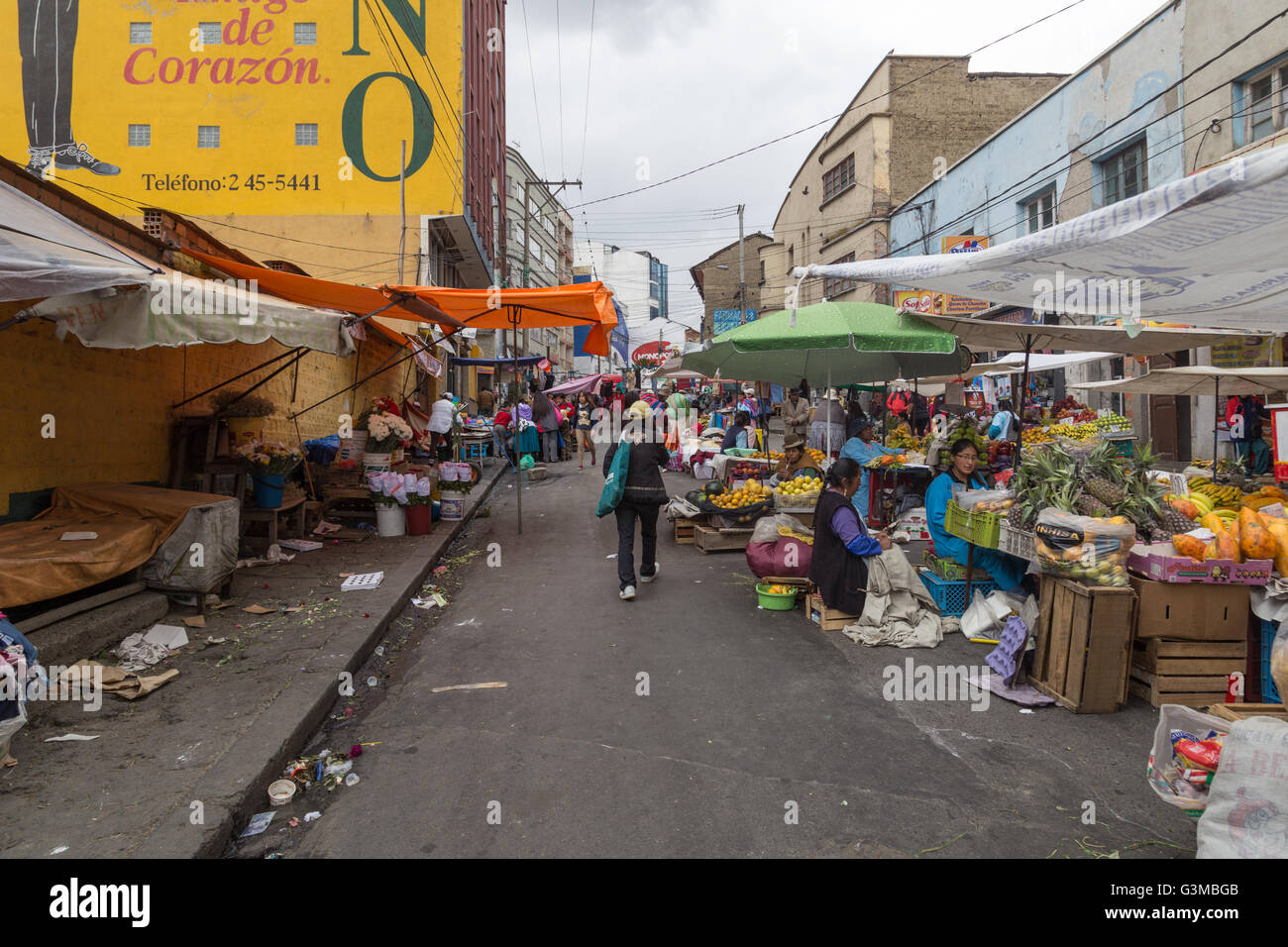 La Paz, Bolivia - Ottobre 24, 2015: la gente di vendita e di acquisto sul mercato di strada Foto Stock