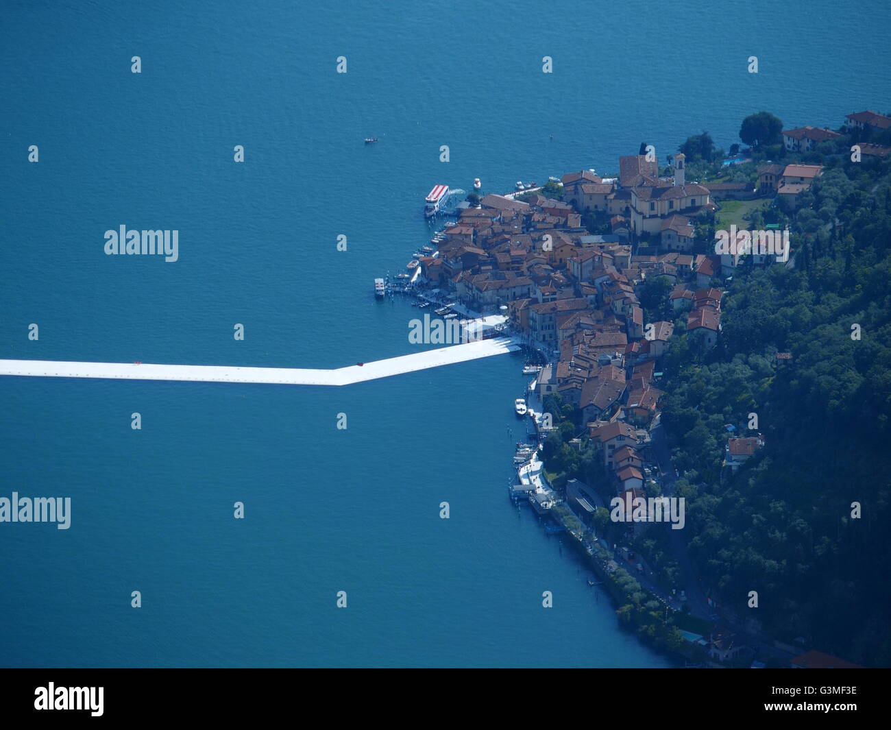 Lago d'Iseo, Italia. 12 Giugno, 2016. Vista aerea di Christo 'i pontili galleggianti' progetto sono ora completati ma non ancora accessibile da persone. I pontili sono costituiti da polietilene galleggianti cubi e ricoperto con tessuto la creazione di passaggi pedonali. Riccardo Mottola/Alamy Live News Foto Stock