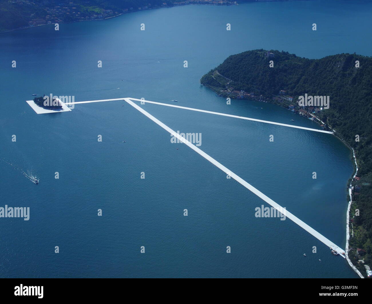Lago d'Iseo, Italia. 12 Giugno, 2016. Vista aerea di Christo 'i pontili galleggianti' progetto sono ora completati ma non ancora accessibile da persone. I pontili sono costituiti da polietilene galleggianti cubi e ricoperto con tessuto la creazione di passaggi pedonali. La piccola isola di San Paolo è completamente circondato. Riccardo Mottola/Alamy Live News Foto Stock