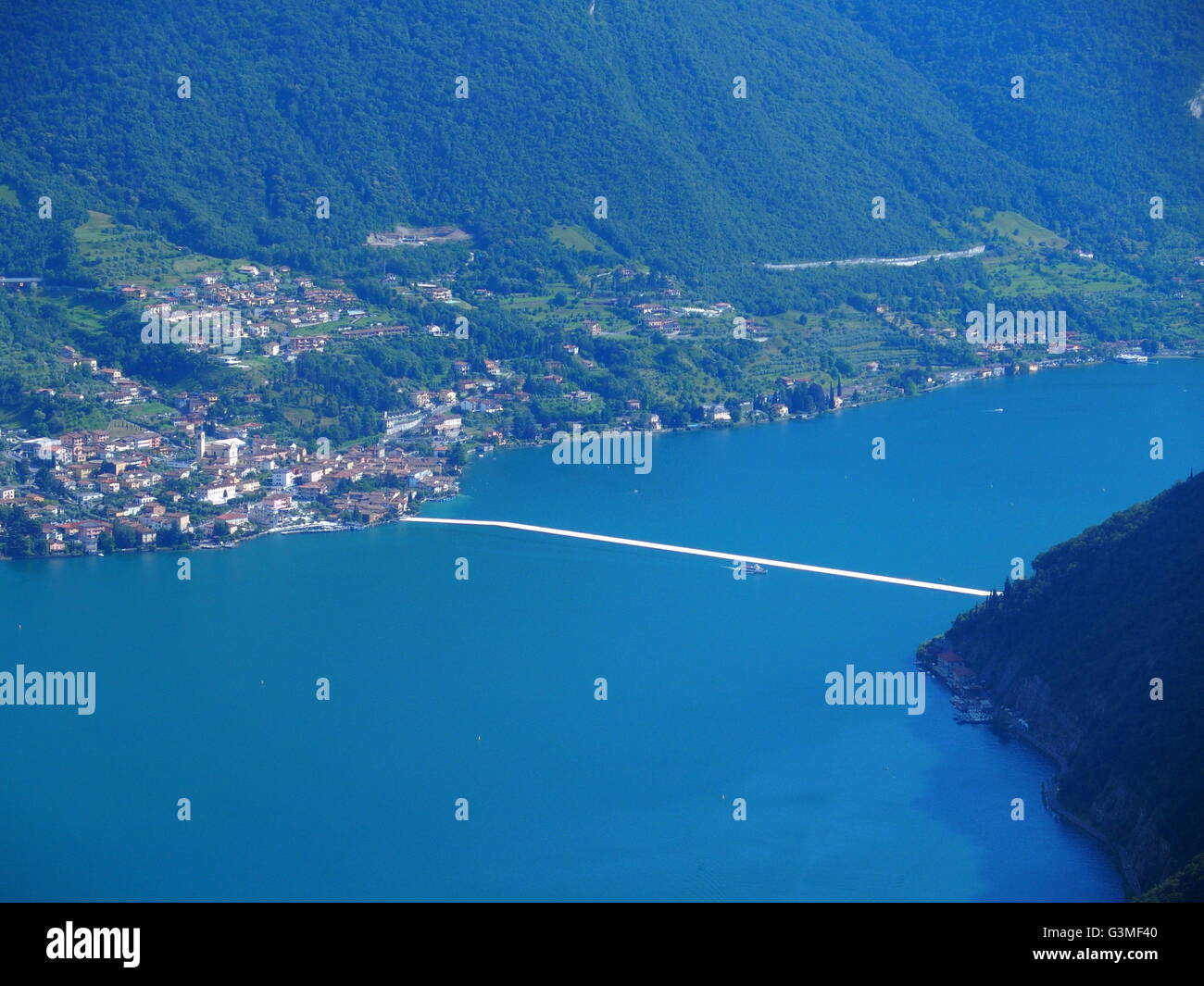 Lago d'Iseo, Italia. 12 Giugno, 2016. Vista aerea di Christo 'i pontili galleggianti' progetto sono ora completati ma non ancora accessibile da persone. I pontili sono costituiti da polietilene galleggianti cubi e ricoperto con tessuto la creazione di passaggi pedonali. Riccardo Mottola/Alamy Live News Foto Stock