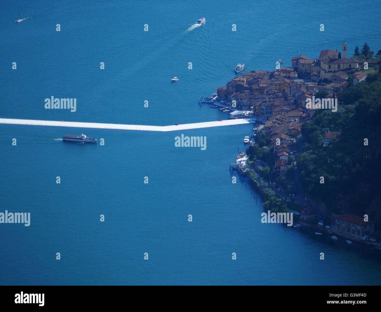 Lago d'Iseo, Italia. 12 Giugno, 2016. Vista aerea di Christo 'i pontili galleggianti' progetto sono ora completati ma non ancora accessibile da persone. I pontili sono costituiti da polietilene galleggianti cubi e ricoperto con tessuto la creazione di passaggi pedonali. Riccardo Mottola/Alamy Live News Foto Stock