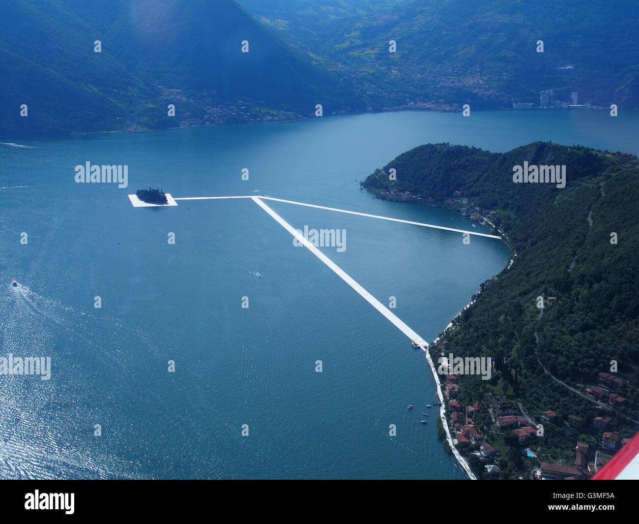 Lago d'Iseo, Italia. 12 Giugno, 2016. Vista aerea di Christo 'i pontili galleggianti' progetto sono ora completati ma non ancora accessibile da persone. I pontili sono costituiti da polietilene galleggianti cubi e ricoperto con tessuto la creazione di passaggi pedonali. Riccardo Mottola/Alamy Live News Foto Stock