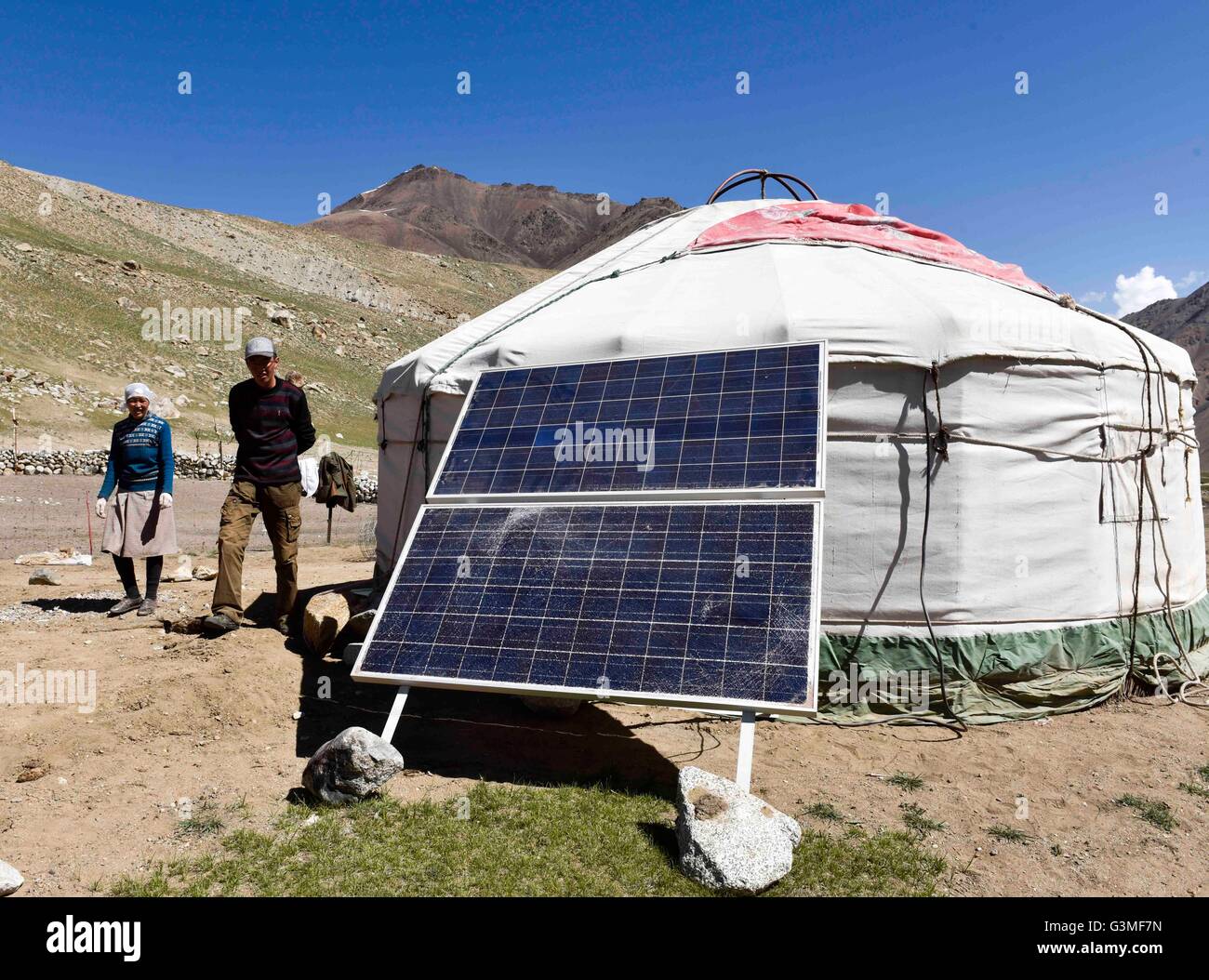 (160613) -- URUMQI, 13 giugno 2016 (Xinhua) -- un insieme di pannelli solari è impostato per l'alimentazione a yurt, una casa mobile per nomadi all'interno del corridoio di Wakhan nel nord-ovest della Cina di Xinjiang Uygur Regione autonoma, Giugno 6, 2016. Con una altitudine media di oltre 4.500 metri sopra il livello del mare, Wakhan Corridor, una stretta striscia di terra collega l'Afghanistan e Cina, usato per essere una rotta commerciale utilizzato dai viaggiatori che vanno da e per la Cina in Asia centrale sin dall antichità. La sezione all'interno della Cina è di circa 80 chilometri sul Plateau Pamirs. Questo telecomando, vasto ancora misteriosa terra è ora inhabi Foto Stock