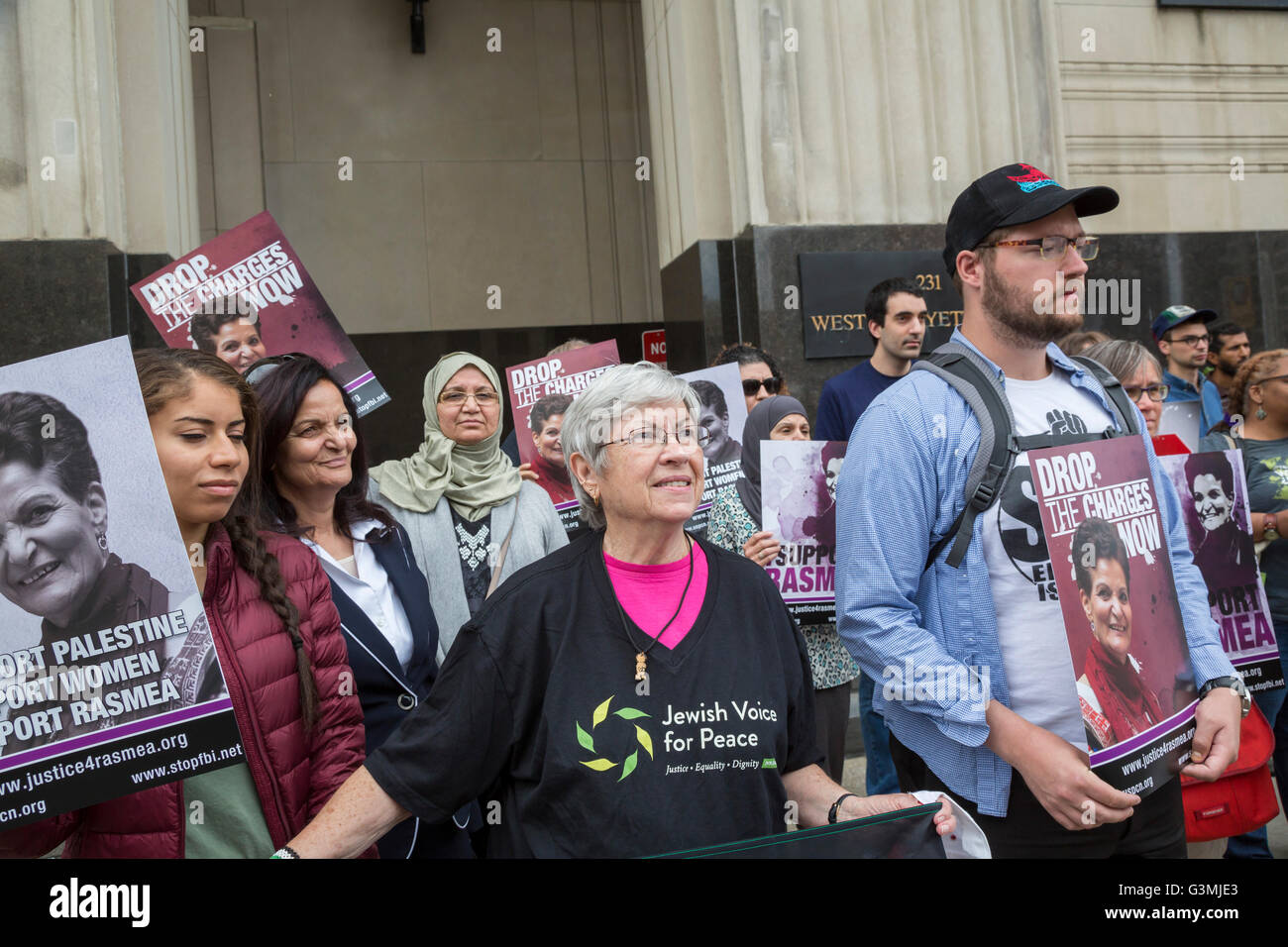 Detroit, Michigan, Stati Uniti d'America. Xiii Giugno, 2016. I sostenitori di attivista Palestinian-American Rasmea Odeh (secondo da sinistra) aderito al di fuori di un tribunale federale nel caso in cui un giudice federale ha tenuto una conferenza di stato su sua richiesta per un nuovo processo. Nel 2015, Odeh è stato condannato di giacente sul suo 2004 Domanda per la cittadinanza americana. Ma una corte di appello federale ha ordinato il giudice Gershwin svuotare di riesaminare il caso perché aveva indebitamente esclusi testimonianza circa Odeh la tortura in una prigione israeliana. Credito: Jim West/Alamy Live News Foto Stock