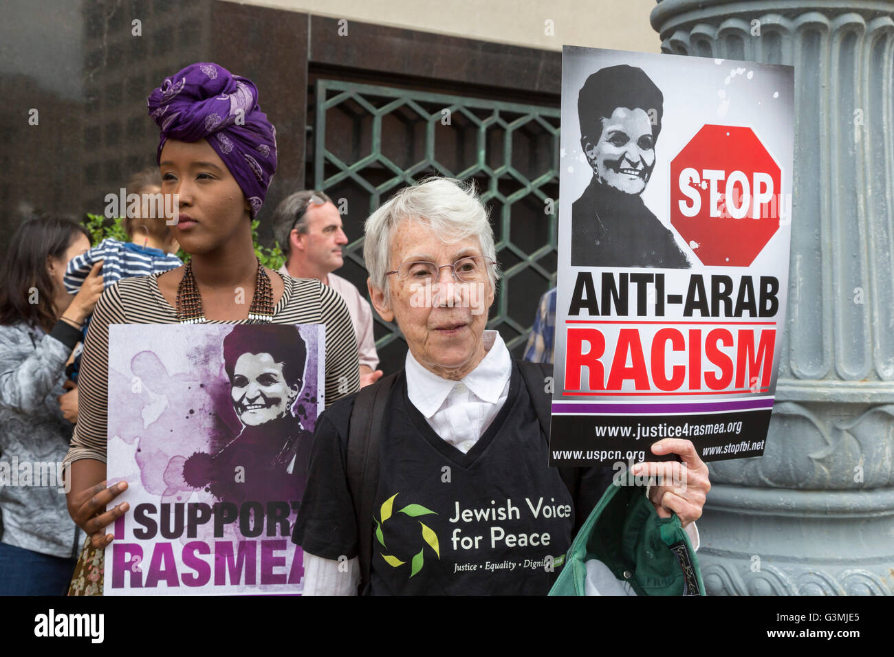 Detroit, Michigan, Stati Uniti d'America. Xiii Giugno, 2016. I sostenitori di attivista Palestinian-American Rasmea Odeh aderito al di fuori di un tribunale federale nel caso in cui un giudice federale ha tenuto una conferenza di stato su sua richiesta per un nuovo processo. Nel 2015, Odeh è stato condannato di giacente sul suo 2004 Domanda per la cittadinanza americana. Ma una corte di appello federale ha ordinato il giudice Gershwin svuotare di riesaminare il caso perché aveva indebitamente esclusi testimonianza circa Odeh la tortura in una prigione israeliana. Credito: Jim West/Alamy Live News Foto Stock