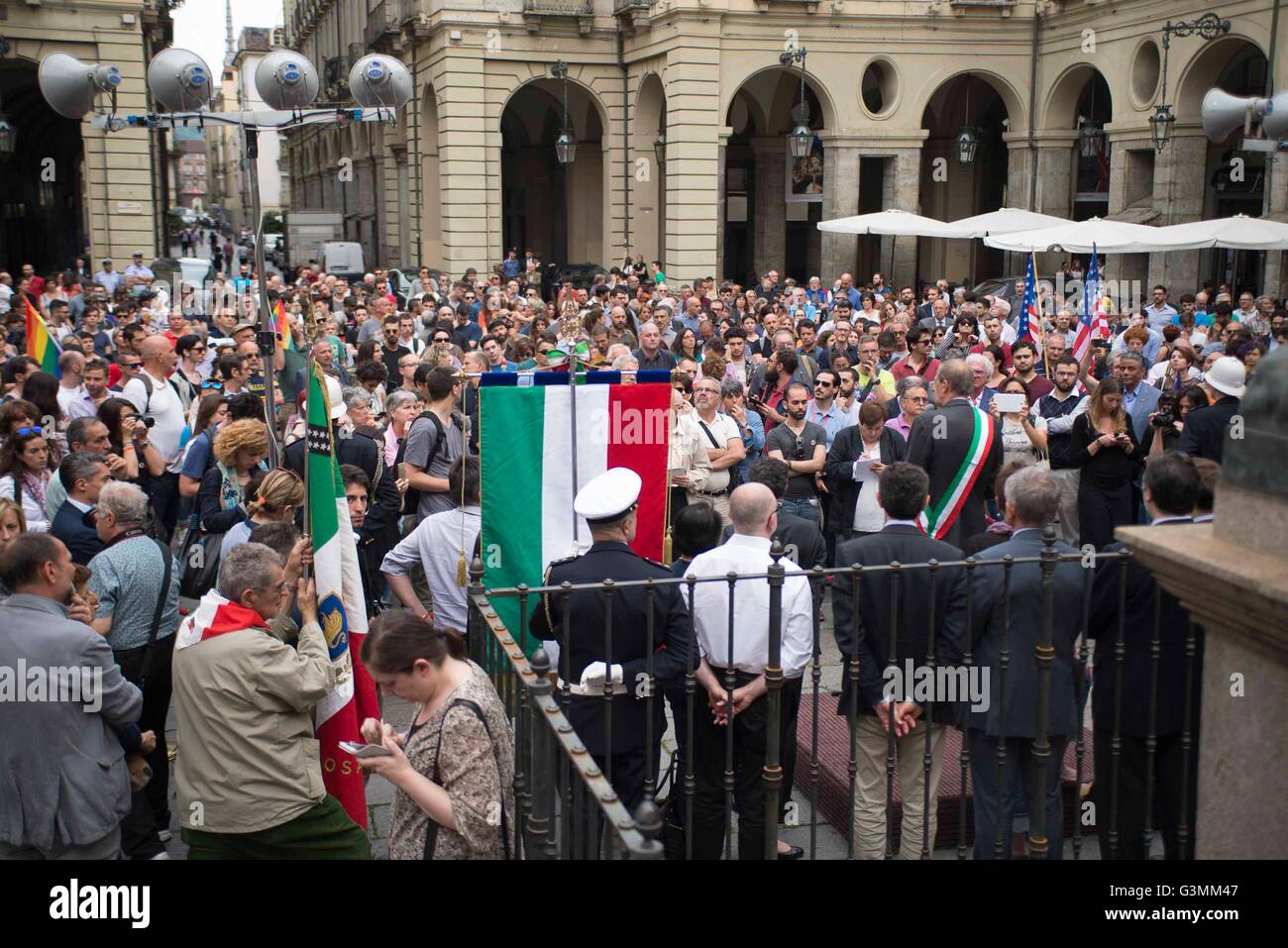 Torino, Italia. Xiii Giugno, 2016. Sedersi a Torino in solidarietà per le vittime del massacro Credito: Stefano Guidi/Alamy Live News Foto Stock