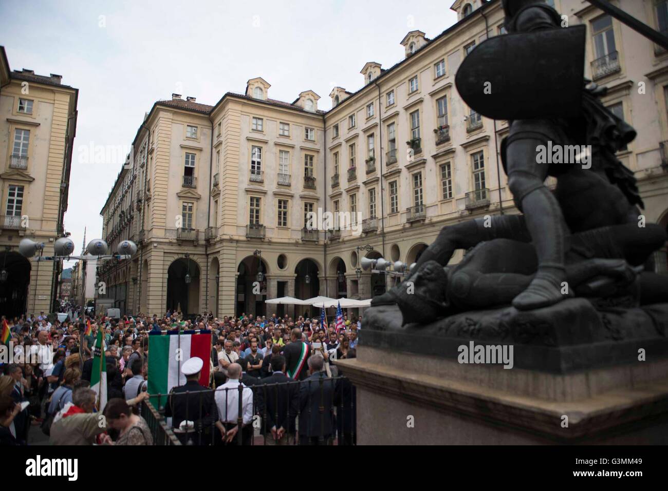 Torino, Italia. Xiii Giugno, 2016. Sedersi a Torino in solidarietà per le vittime del massacro Credito: Stefano Guidi/Alamy Live News Foto Stock