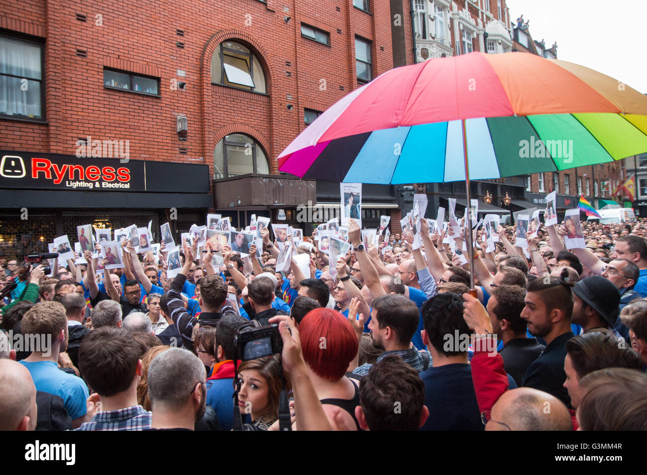 Londra Gay uomini Chorus tenendo i ritratti delle vittime Foto Stock