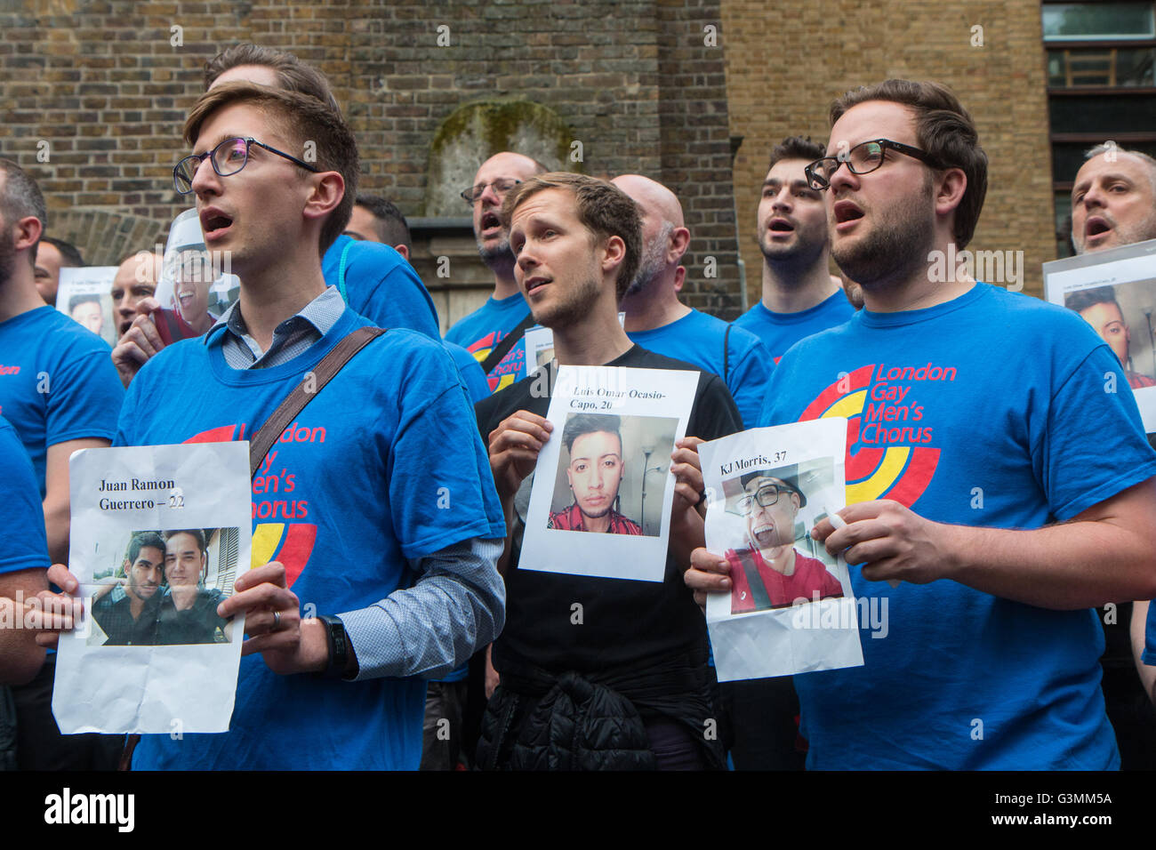 Londra Gay uomini Chorus eseguendo in St Anne's Garden Foto Stock