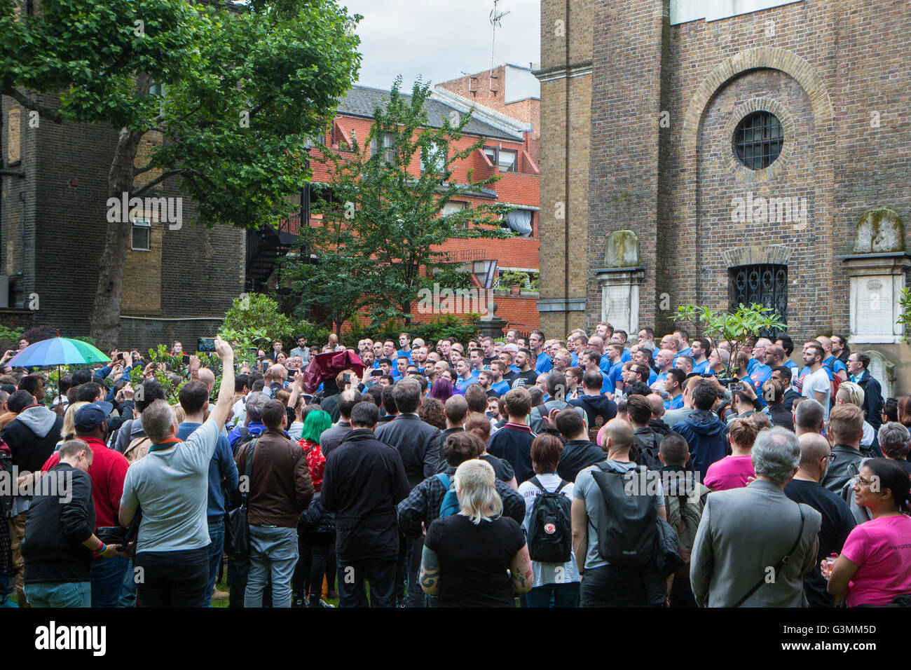 Londra Gay uomini Chorus eseguendo in St Anne's Garden Foto Stock
