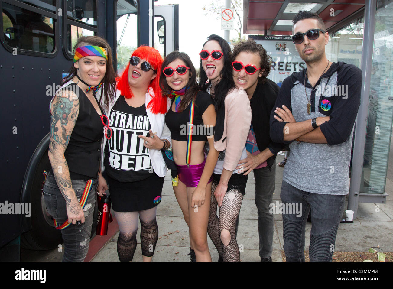 West Hollywood, California, Stati Uniti d'America. 12 giugno, 2016. los angeles pride festival partecipanti prendere un momento di posa per una foto. Foto Stock
