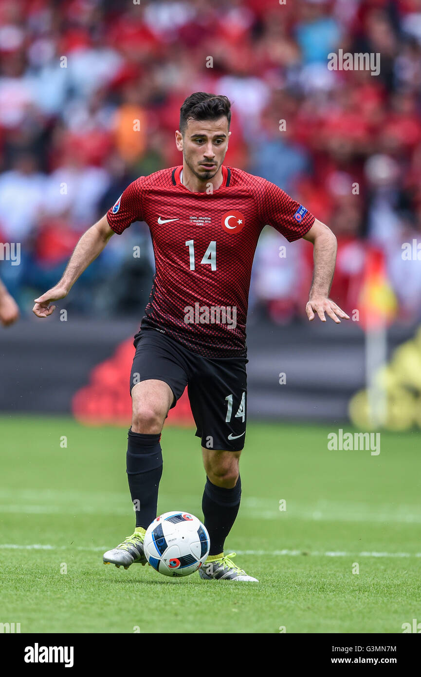 Oguzhan Ozyakup (Turchia) ; 12 giugno 2016 - CALCIO : Uefa euro Francia  2016, Gruppo D, Turchia 0-1 Croazia, a Stade Parc des Princes, Parigi,  Francia. © aicfoto/AFLO/Alamy Live News Foto stock - Alamy