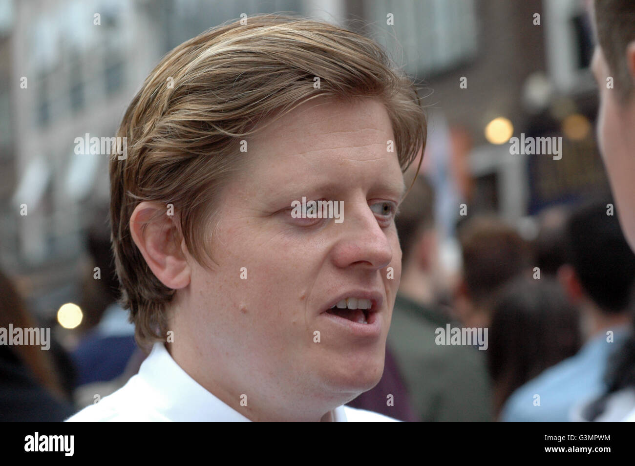 Londra, Regno Unito. Xiii Giugno, 2016. James Holt communications director di orgoglio Londra in Old Compton street. La folla si raccolgono al di fuori dell'Admiral Duncan pub per rilasciare 50 palloncini in memoria di quelle scattate presso il club di impulso in Orlando. Credito: JOHNNY ARMSTEAD/Alamy Live News Foto Stock