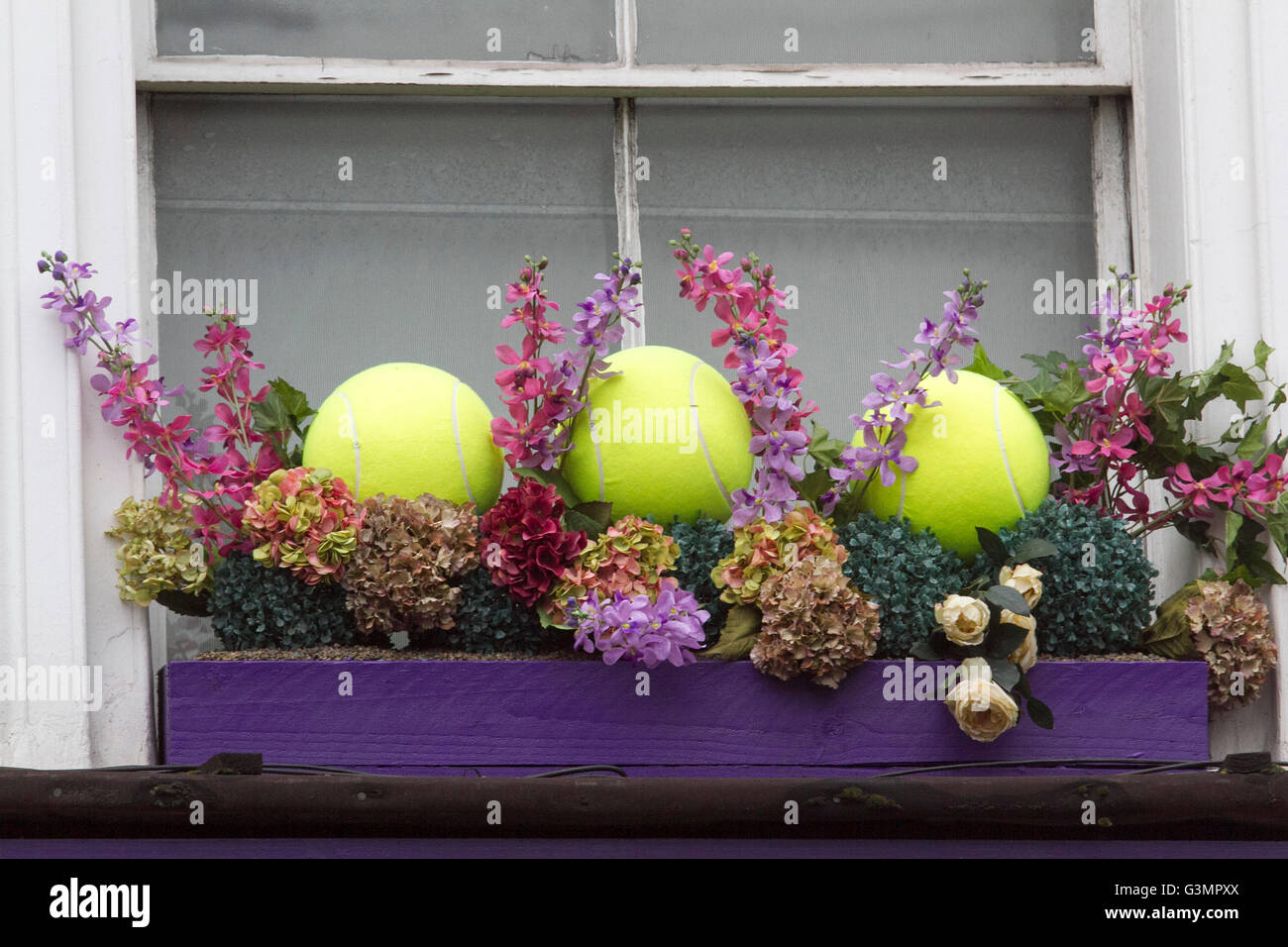 Il torneo di Wimbledon, Londra, Regno Unito. 14 Giugno, 2016. Wimbledon High street negozi e le finestre sono decorate con bandiere e tennis paraphernalia nei preparativi per il 2016 il torneo di tennis di Wimbledon che inizia il 27 giugno Credito: amer ghazzal/Alamy Live News Foto Stock