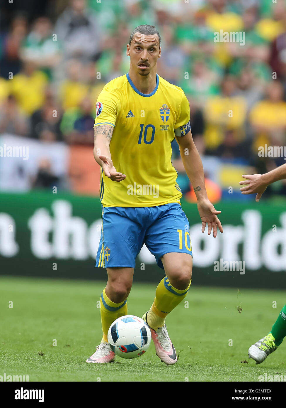 Parigi, Francia. Xiii Giugno, 2016. Zlatan Ibrahimovic, SWE 10 Azione con palla, gesto, full-size, ritratto della Svezia - IRLANDA 1-1 gruppo Calcio Campionati Europei a giugno 13, 2016 a Parigi, allo Stade de France. Fussball, Schweden Irlanda Credito: Peter Schatz/Alamy Live News Foto Stock