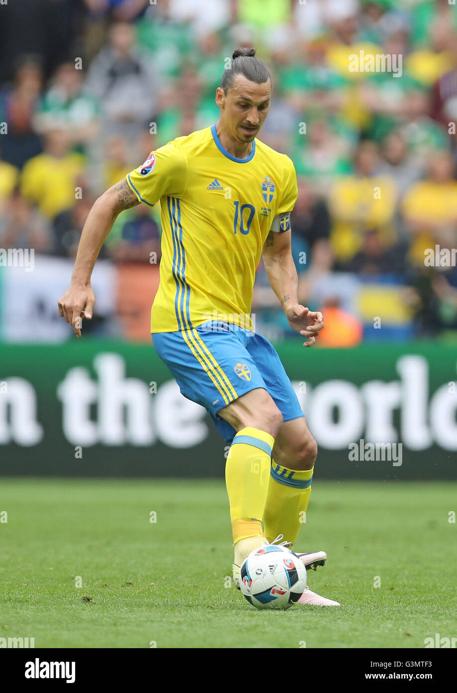 Parigi, Francia. Xiii Giugno, 2016. Zlatan Ibrahimovic, SWE 10 Azione con palla, gesto, full-size, ritratto della Svezia - IRLANDA 1-1 gruppo Calcio Campionati Europei a giugno 13, 2016 a Parigi, allo Stade de France. Fussball, Schweden Irlanda Credito: Peter Schatz/Alamy Live News Foto Stock