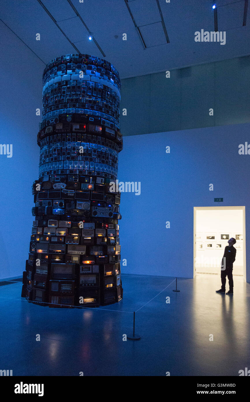 Londra, Regno Unito. Il 14 giugno 2016. Un dipendente di Tate guarda a Babele, 2001, Cildo Meireles, nel locale caldaie (edificio antico). Premere anteprima della nuova Tate Modern che sarà aperto al pubblico questo fine settimana. Credito: ukartpics/Alamy Live News Foto Stock