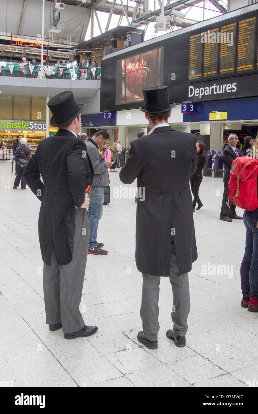 Londra, Regno Unito. 14 giugno 2016. Racegoers prepararsi al viaggio dalla stazione Waterloo di Londra del Giorno 1 del Royal Ascot Credito: amer ghazzal/Alamy Live News Foto Stock