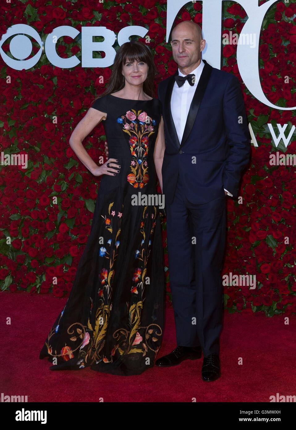 Liza Marshall, Mark Strong presso gli arrivi per il settantesimo annuale di Tony Awards 2016 - Arrivi 2, Beacon Theatre di New York, NY Giugno 12, 2016. Foto di: Lev Radin/Everett Collection Foto Stock