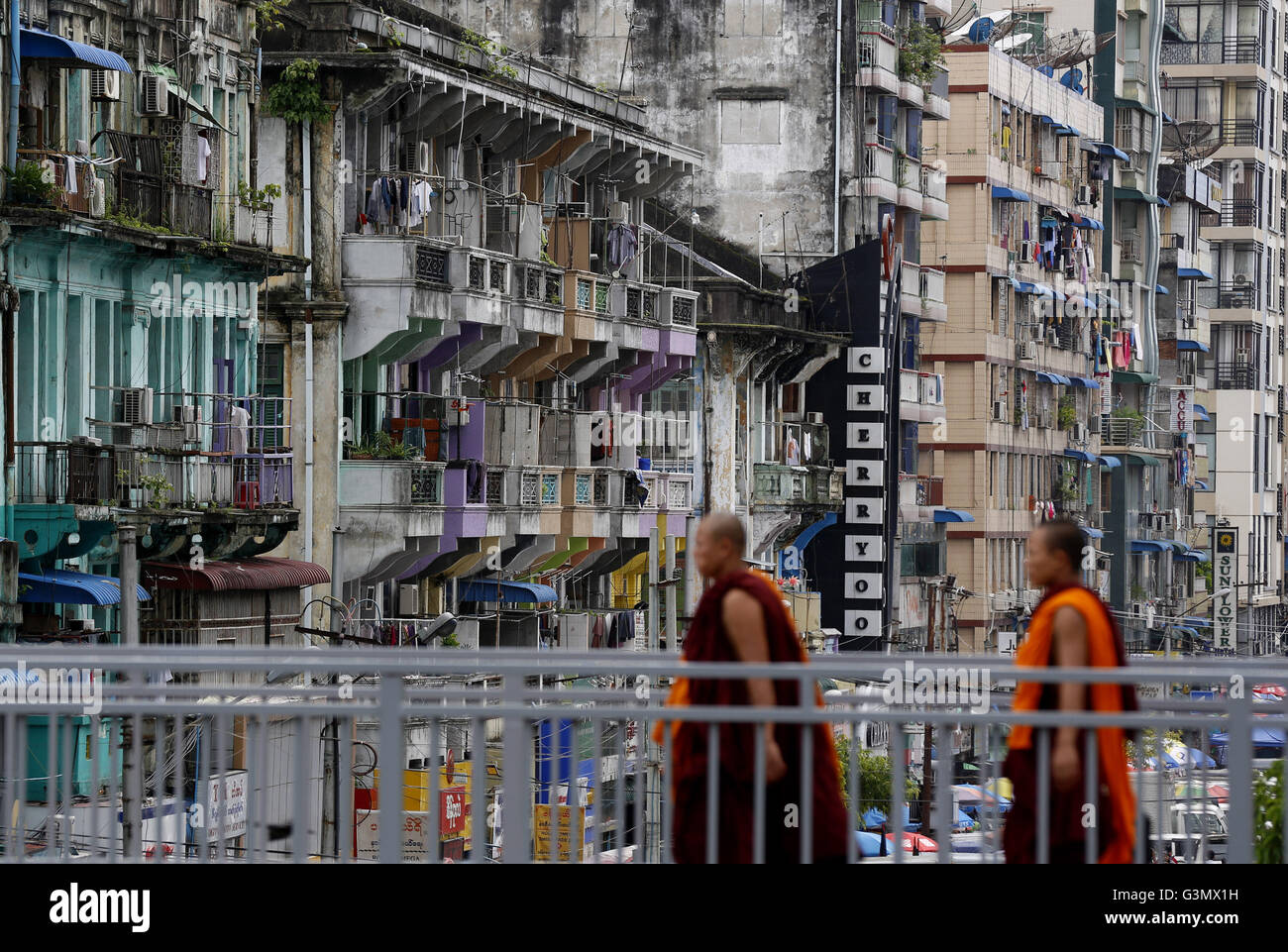 Yangon. 14 Giugno, 2016. Foto scattata a giugno 14, 2016 mostra una scena di appartamenti a Yangon, Myanmar. Myanmar Ministero della costruzione si vendono oltre 2.200 a basso prezzo appartamenti nella regione di Yangon a meno reddito di senzatetto e di dipendenti del governo. Credito: U Aung/Xinhua/Alamy Live News Foto Stock