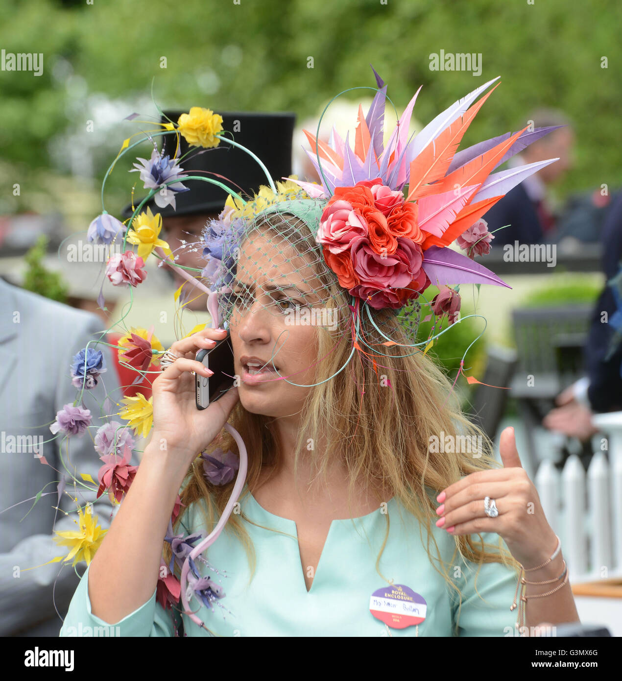 Ascot Berkshire, Regno Unito. 14 Giugno, 2016. Royal Ascot ladies hat mode 14 giugno 2016 Credit: John Beasley/Alamy Live News Foto Stock