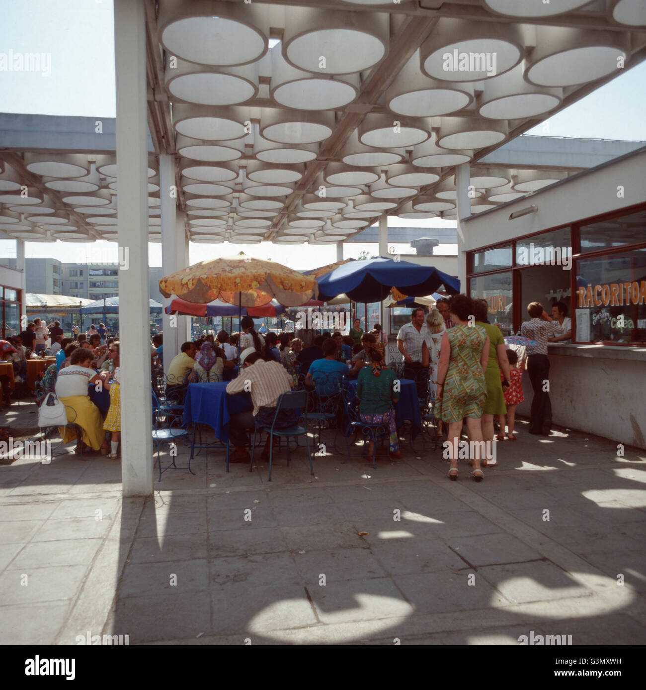 Mittagessen in einem Restaurant im Badeort Neptun, Rumänien 1970er Jahre. Pranzo in un ristorante del centro balneare Nettuno, la Romania degli anni settanta. Foto Stock