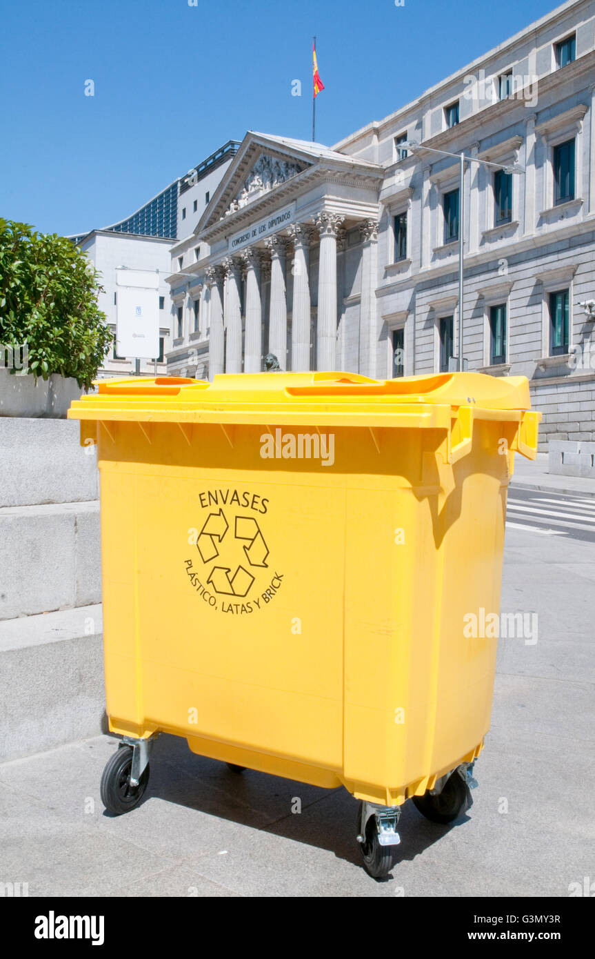 Il contenitore di riciclaggio e Congreso de los Diputados. Madrid, Spagna. Foto Stock