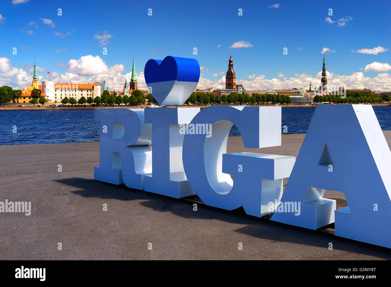 Panorama di Riga contro il cielo blu con nuvole e con l'iscrizione del  canale lettere con il simbolo del cuore di oltre Foto stock - Alamy