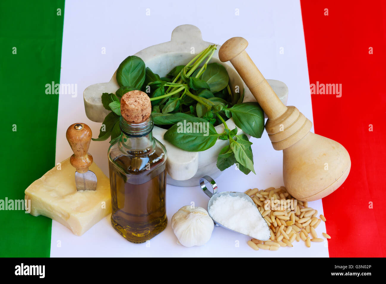 Gli ingredienti di base della lingua italiana il pesto sono:i pinoli,il basilico,formaggio,sale,l'aglio,l'olio, Foto Stock