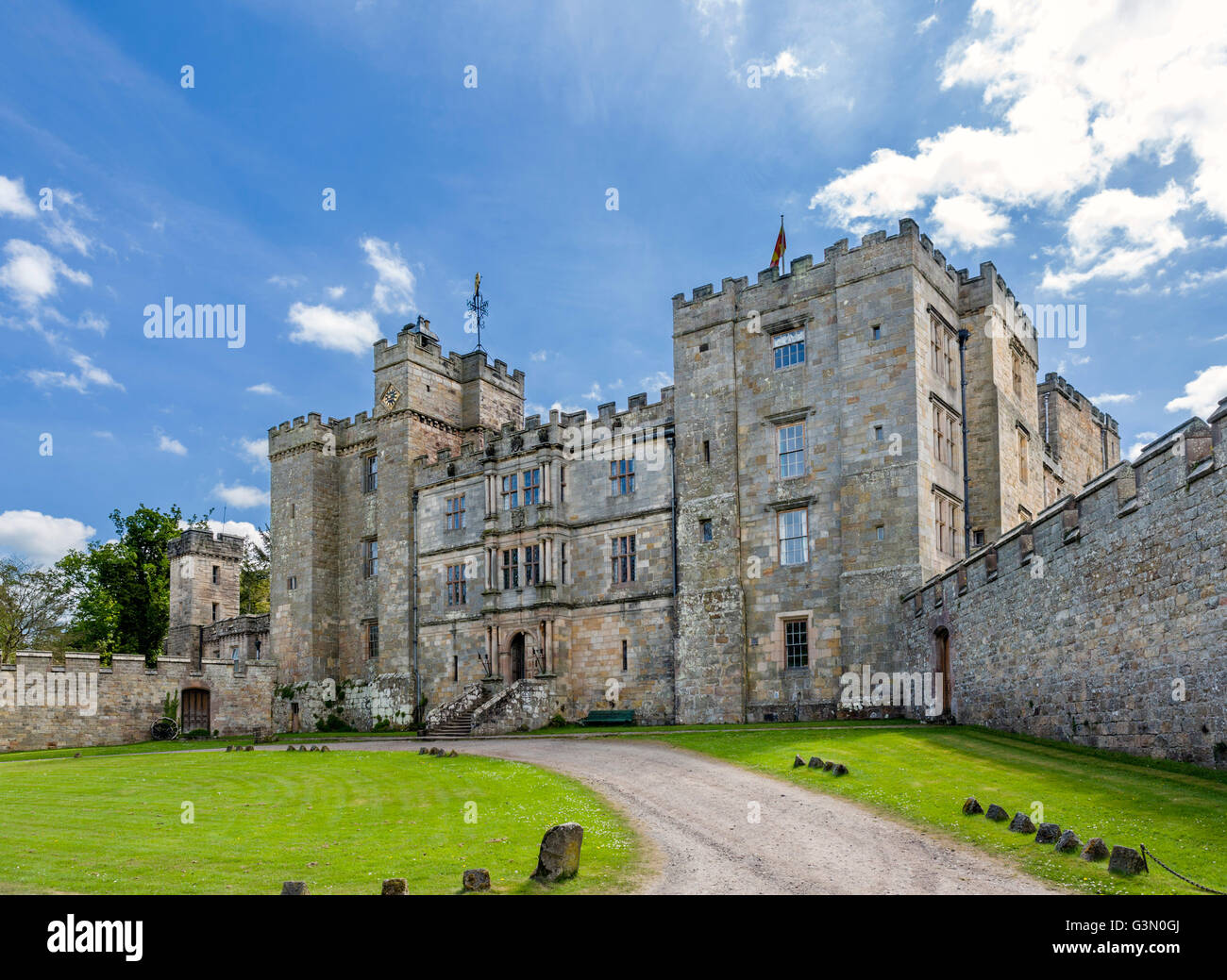 La parte anteriore di Chillingham Castle, Northumberland, England, Regno Unito Foto Stock