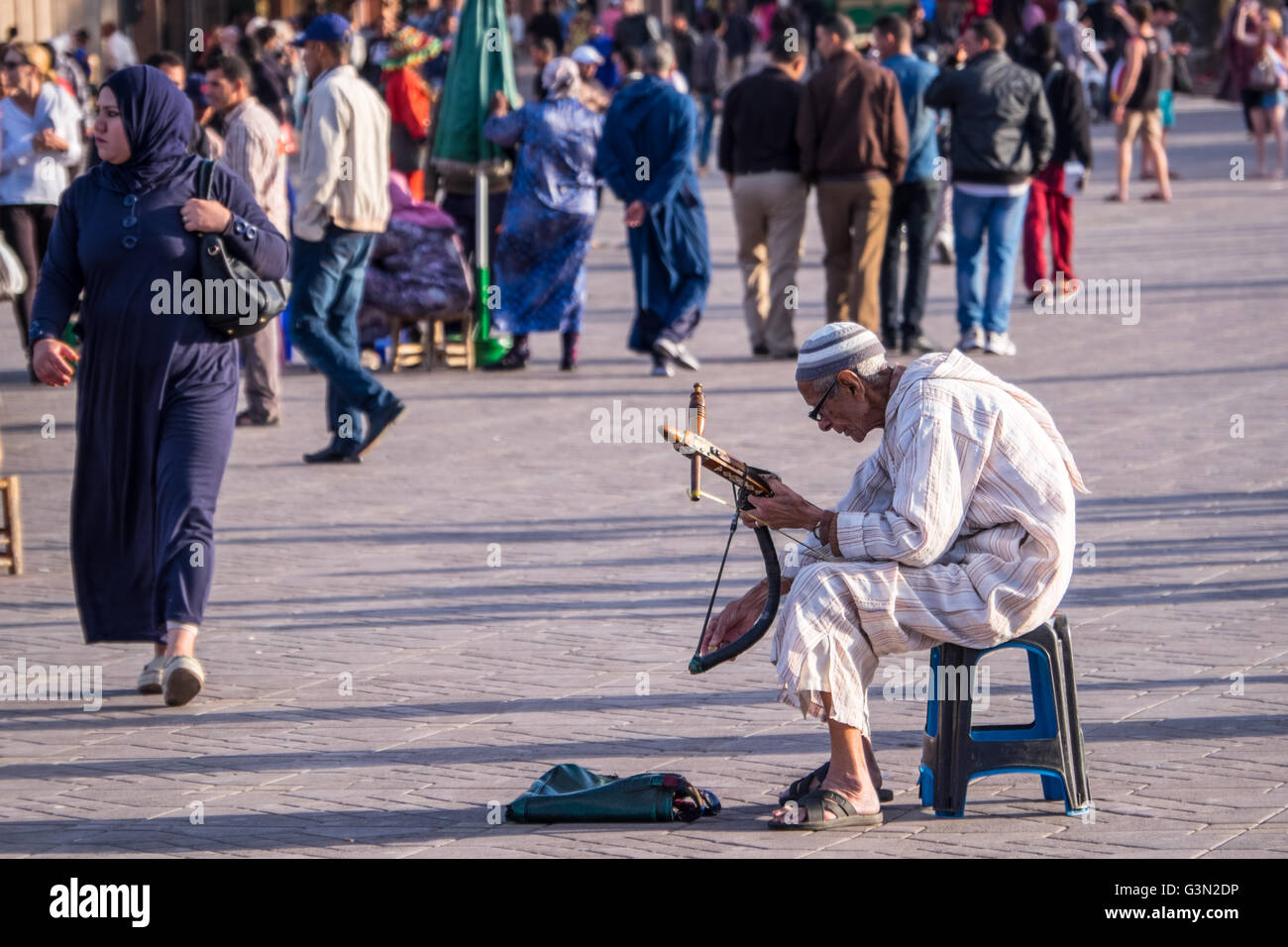 Musicista di strada in piazza Jema el Fna (Piazza Jemaa El Fnaa, Djema El Fna o Djemaa El Fnaa) Marrakech, Marocco Foto Stock
