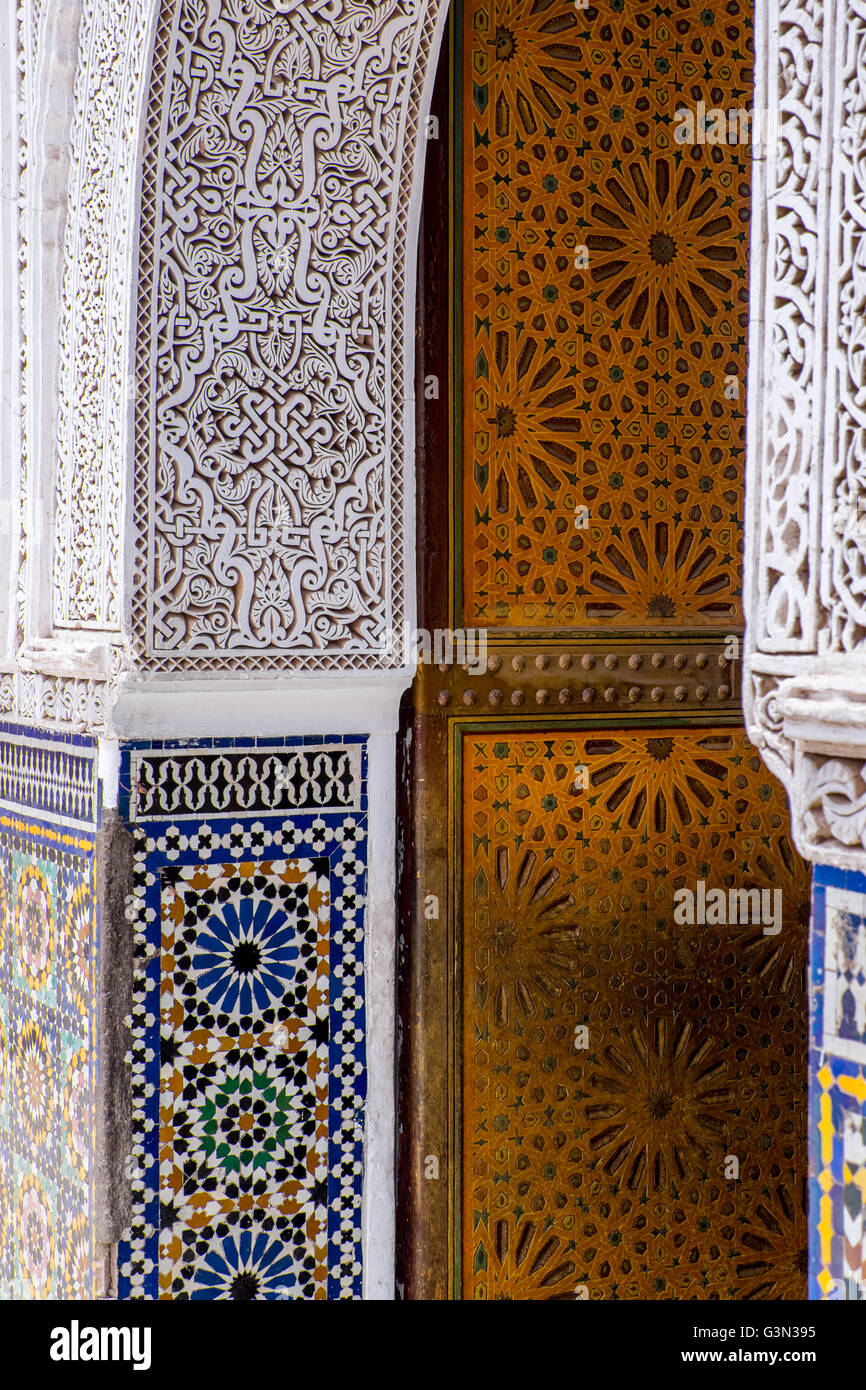 Piastrelle sul muro di una moschea di Marrakech, Marocco Foto Stock