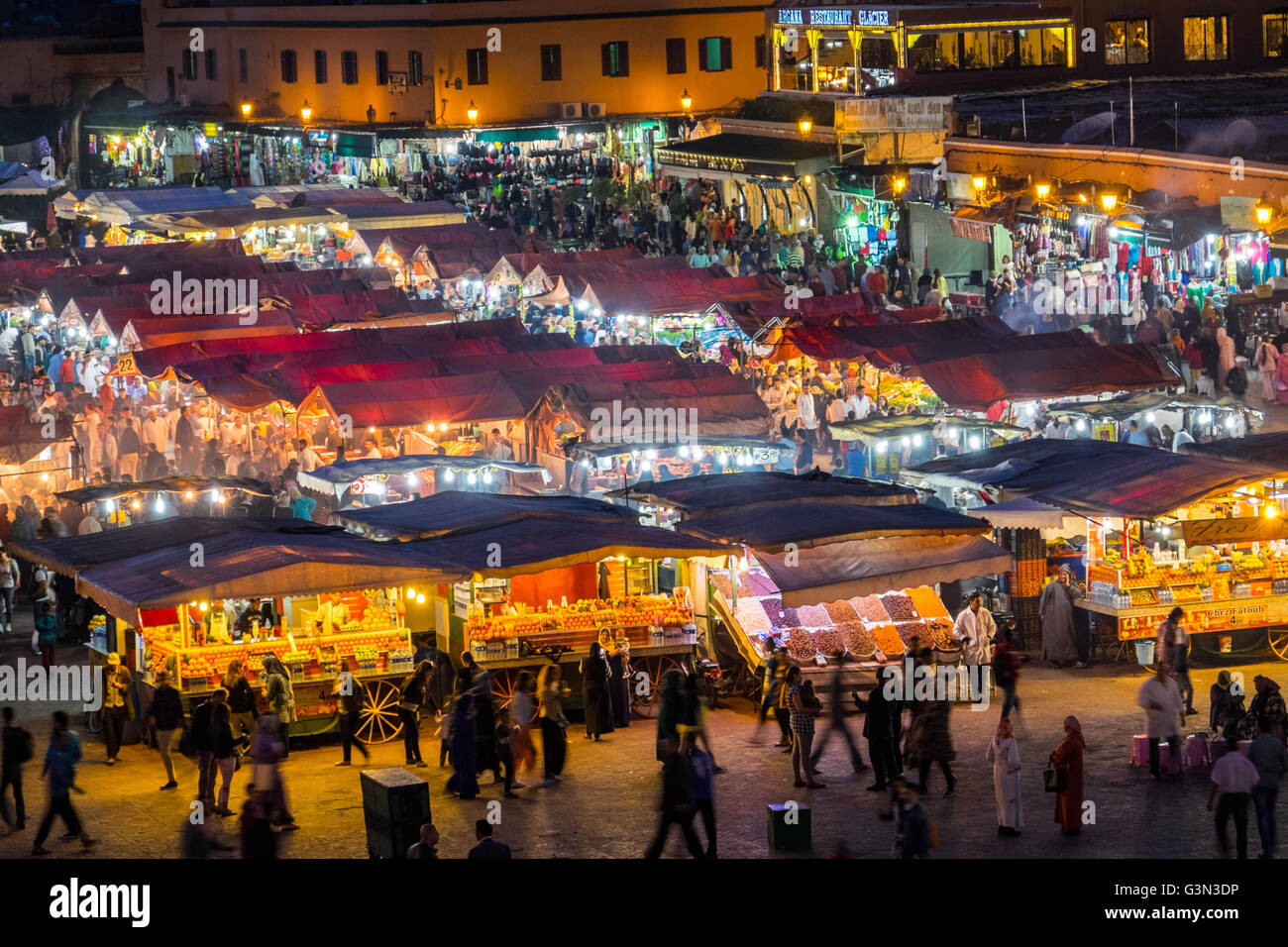 Jamaa el Fna (Piazza Jemaa El Fnaa, Djema El-Fna ) la piazza principale nella medina di Marrakesh, Marocco di notte Foto Stock
