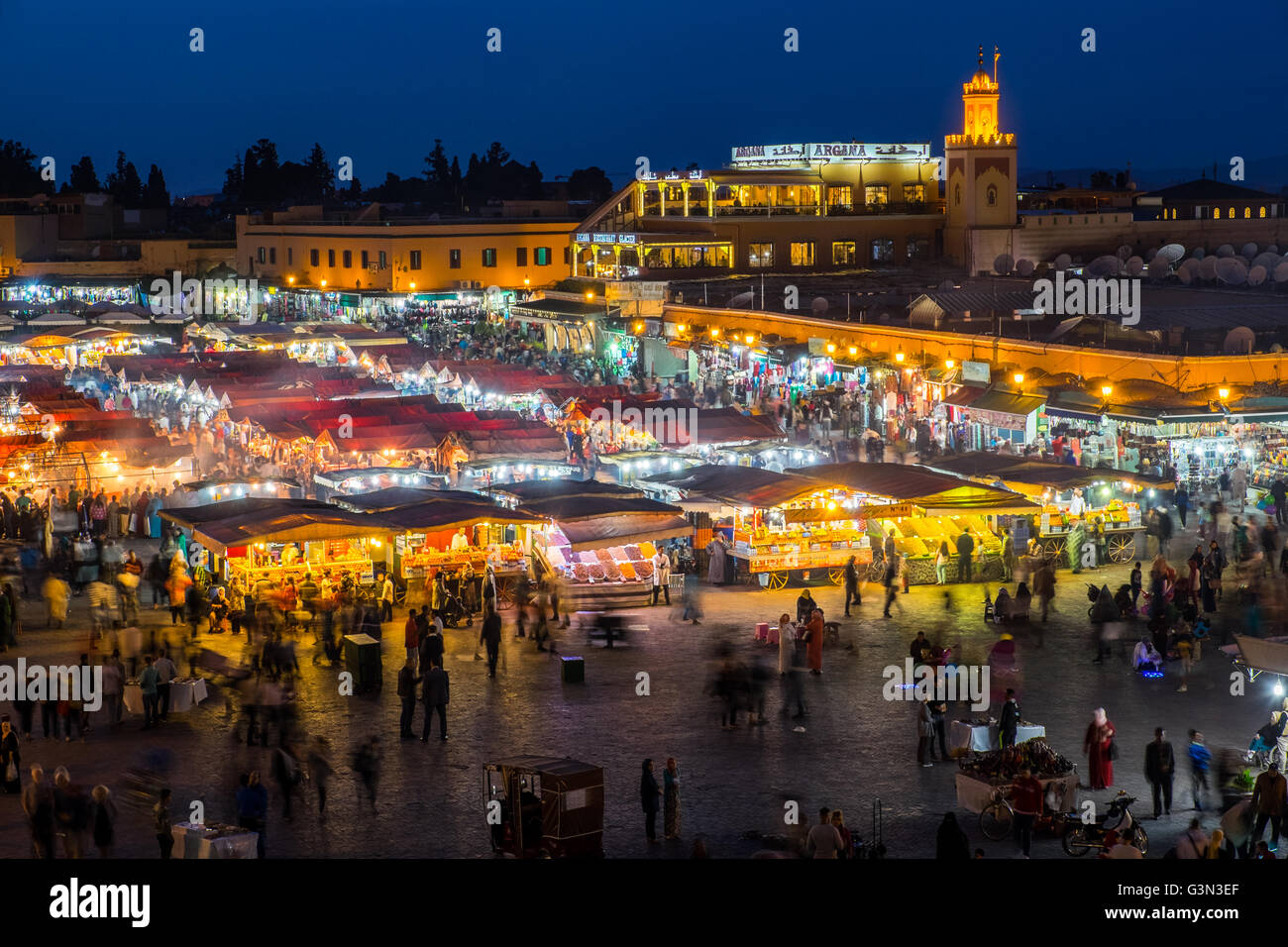 Jamaa el Fna (Piazza Jemaa El Fnaa, Djema El-Fna ) la piazza principale nella medina di Marrakesh, Marocco di notte Foto Stock