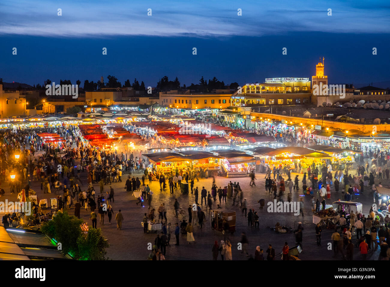 Jamaa el Fna (Piazza Jemaa El Fnaa, Djema El-Fna ) la piazza principale nella medina di Marrakesh, Marocco di notte Foto Stock