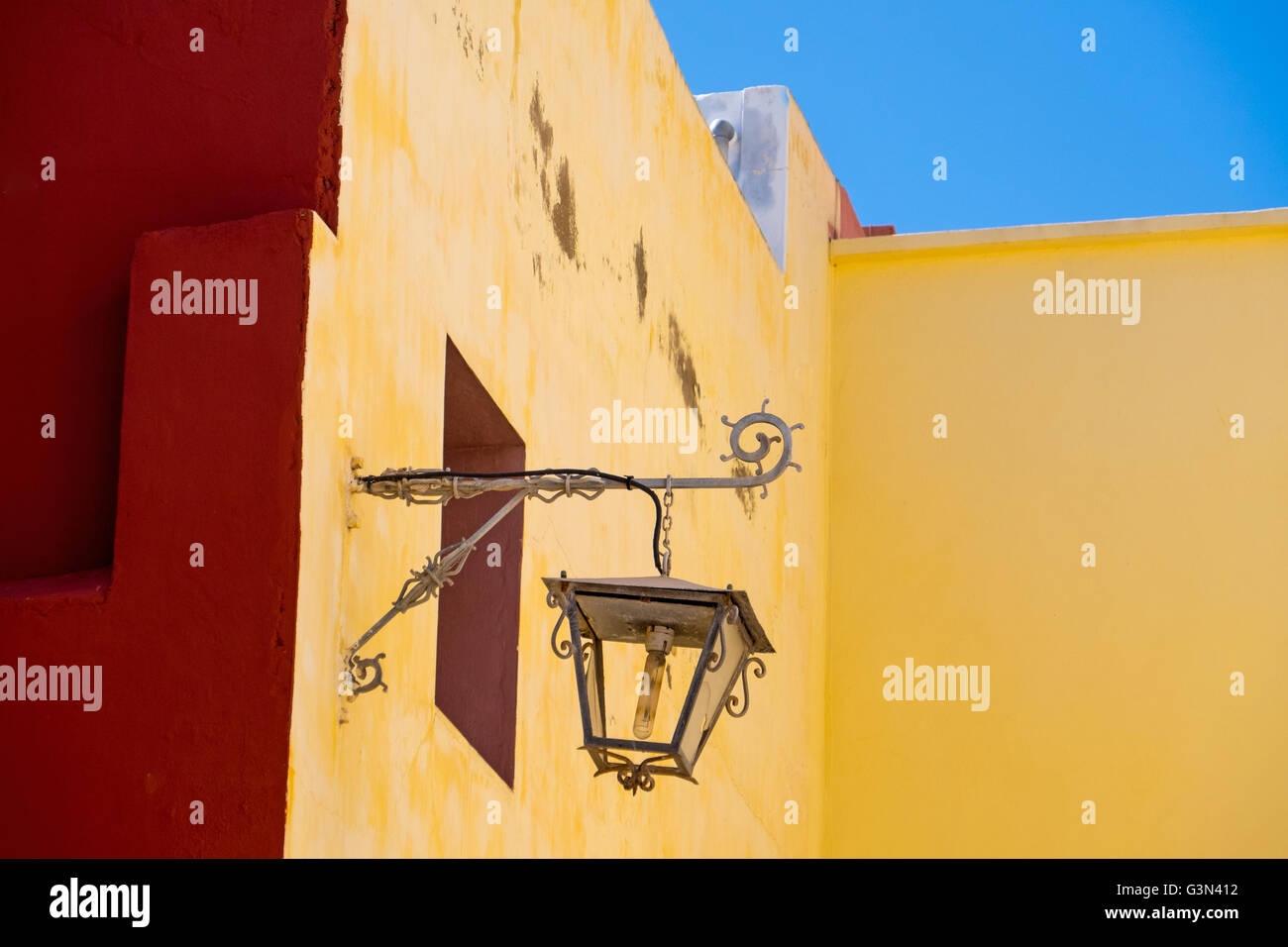 Colori vivaci in un marocchino medina, El Jadida,Marocco Foto Stock