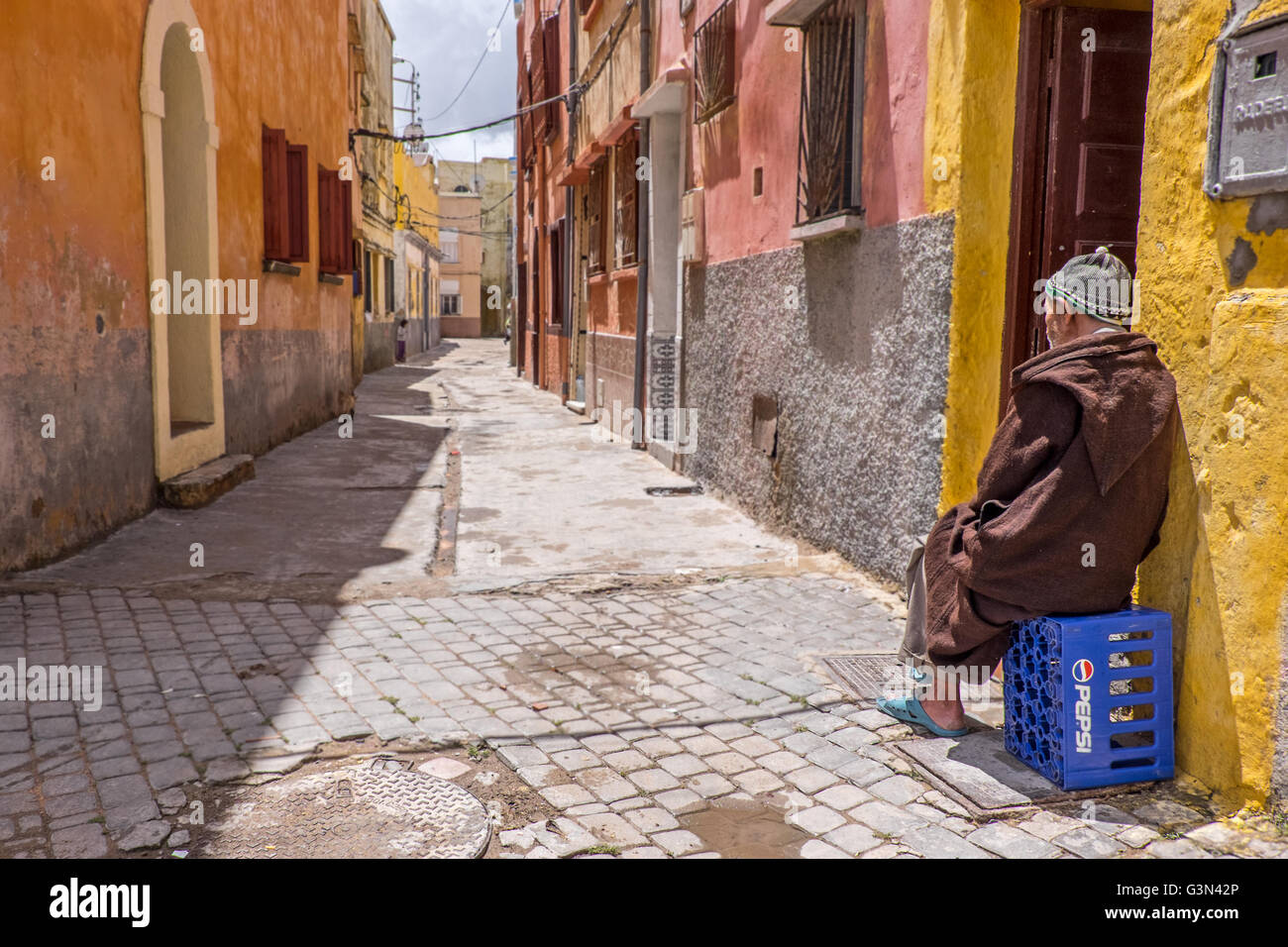 Uomo anziano nella medina di mura di cinta città costiera di El Jadida, Marocco Foto Stock