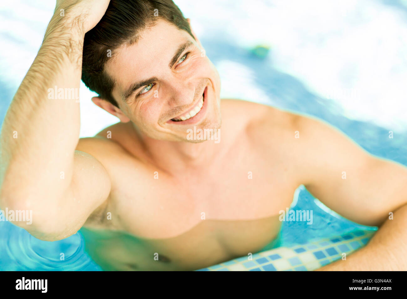 Primo piano del giovane rilassante in piscina Foto Stock