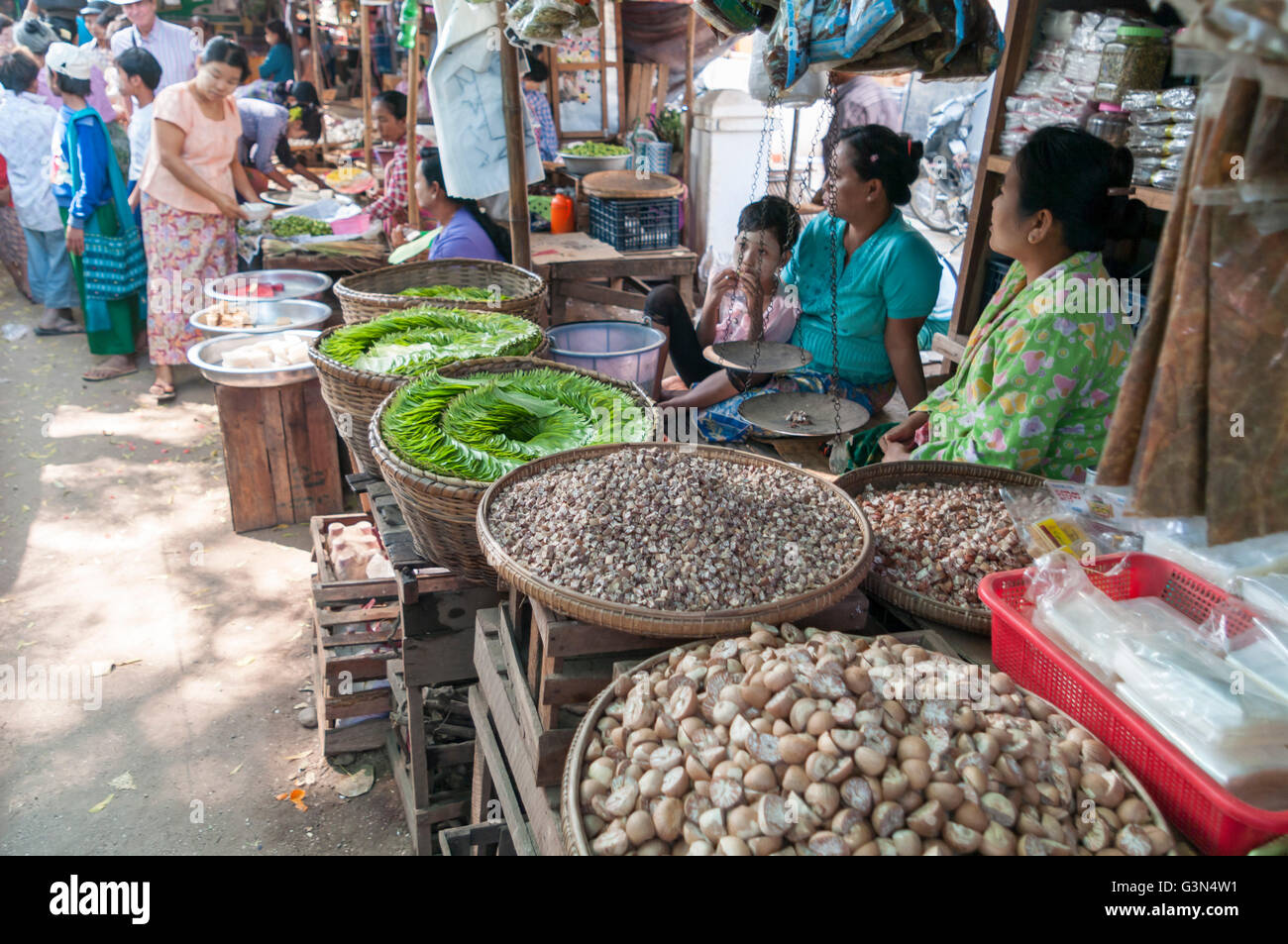 Noci di arec o noci di betel (di noci di arec catecù) e foglie di betel (di piper betle) per la vendita su un mercato a Nyaung U, Myanmar. Foto Stock