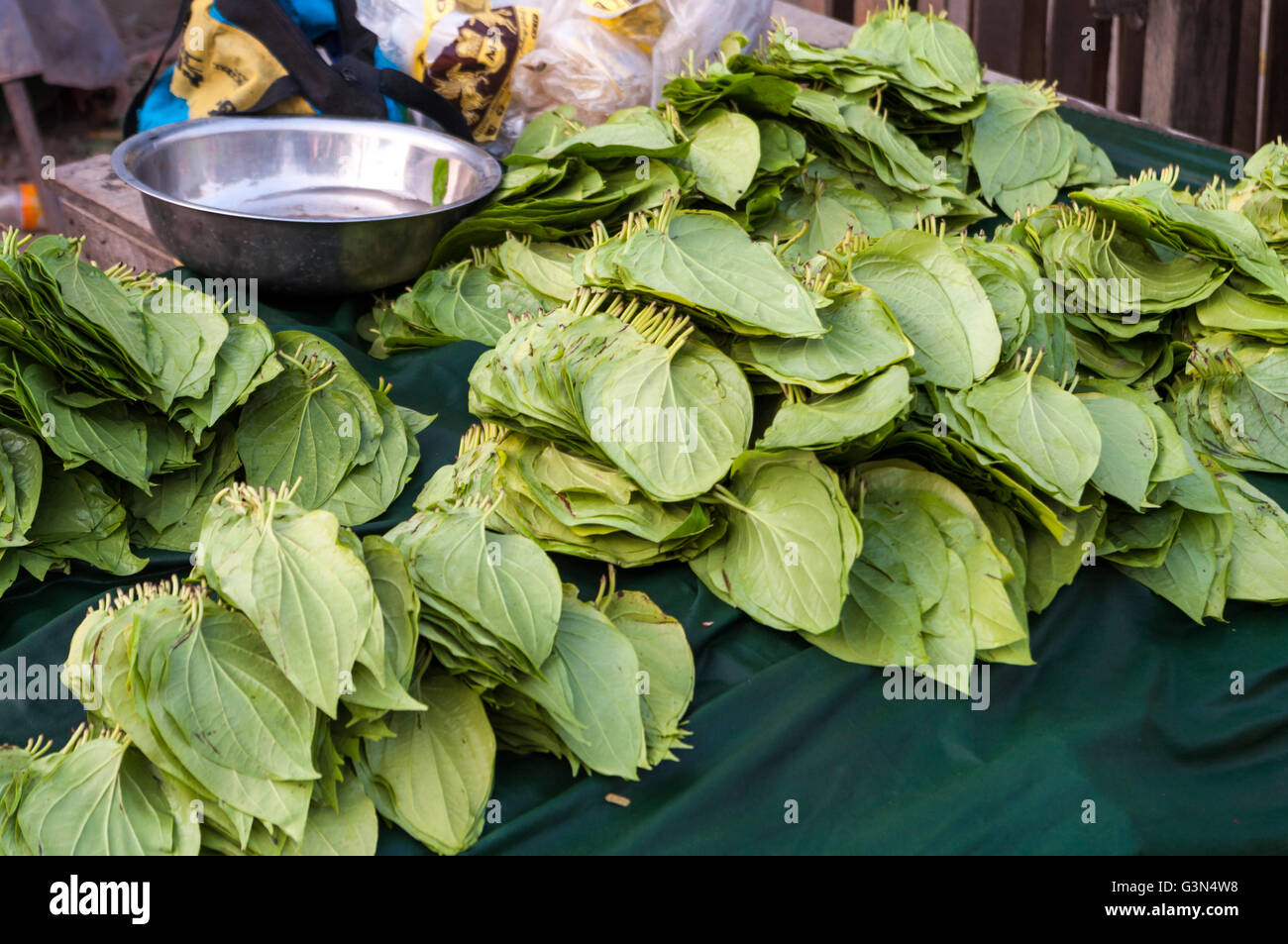 Foglie di Betel (di Piper betle) per la vendita su un mercato in stand centro del Myanmar (Birmania). Foto Stock