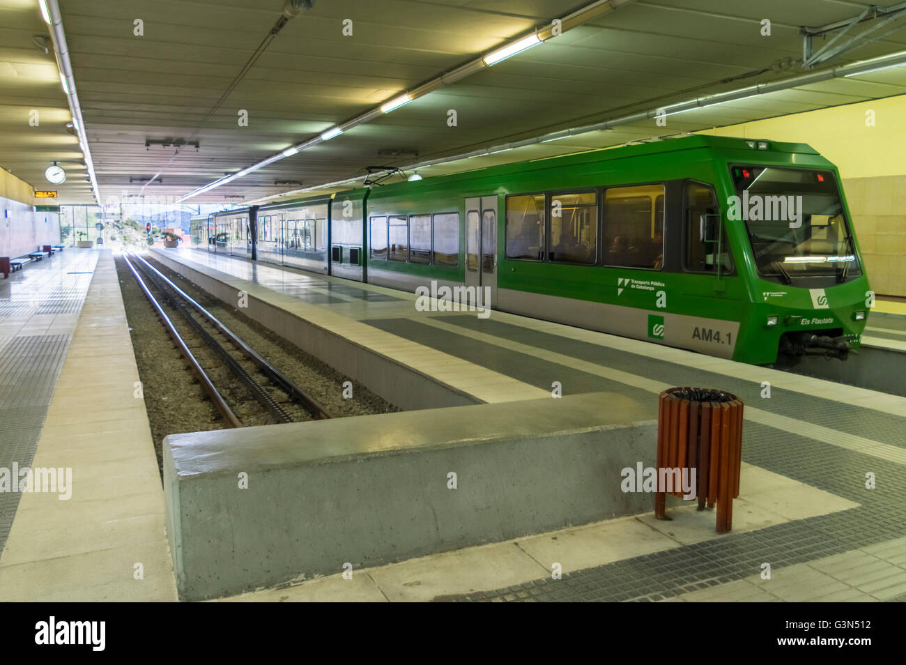 Treno del Cremallera de Montserrat ferrovia a cremagliera nella stazione superiore a Montserrat, la Catalogna, Spagna. Foto Stock