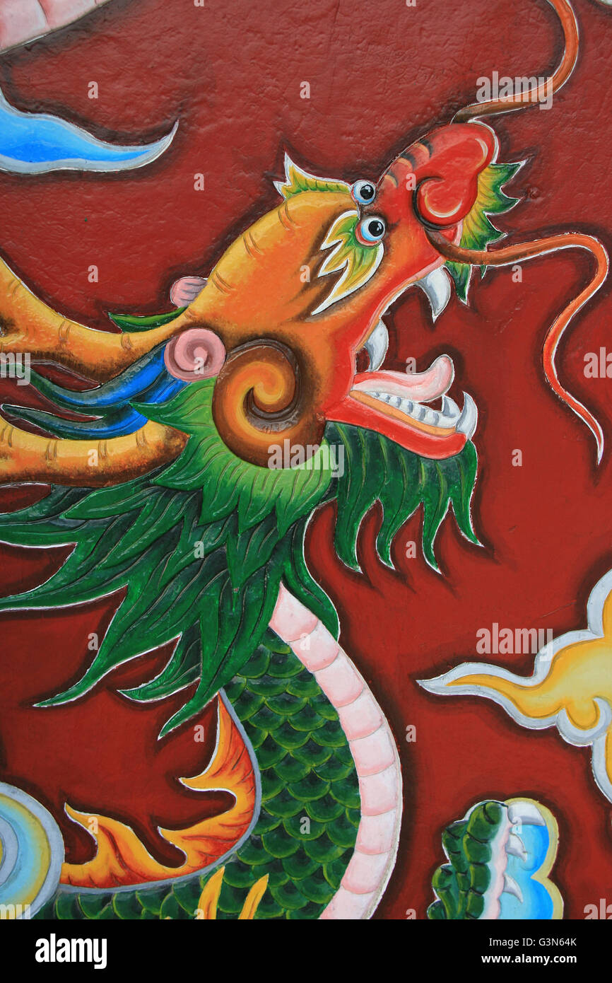 Drago scolpita la decorazione di un pilastro in Quan Cong tempio di Hoi An (Vietnam). Foto Stock